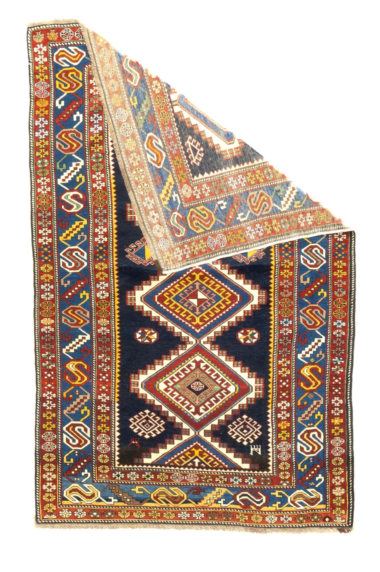 Antiker Schirwan-Teppich 3'11'' x 6'3''. Ostkaukasische, westkaspische kaukasische Teppiche, hauptsächlich Streuteppiche in geometrischen Mustern, einige Gebete, aus einer Vielzahl von Dörfern. Marasali Gebetsteppiche gelten als die besten. Einige