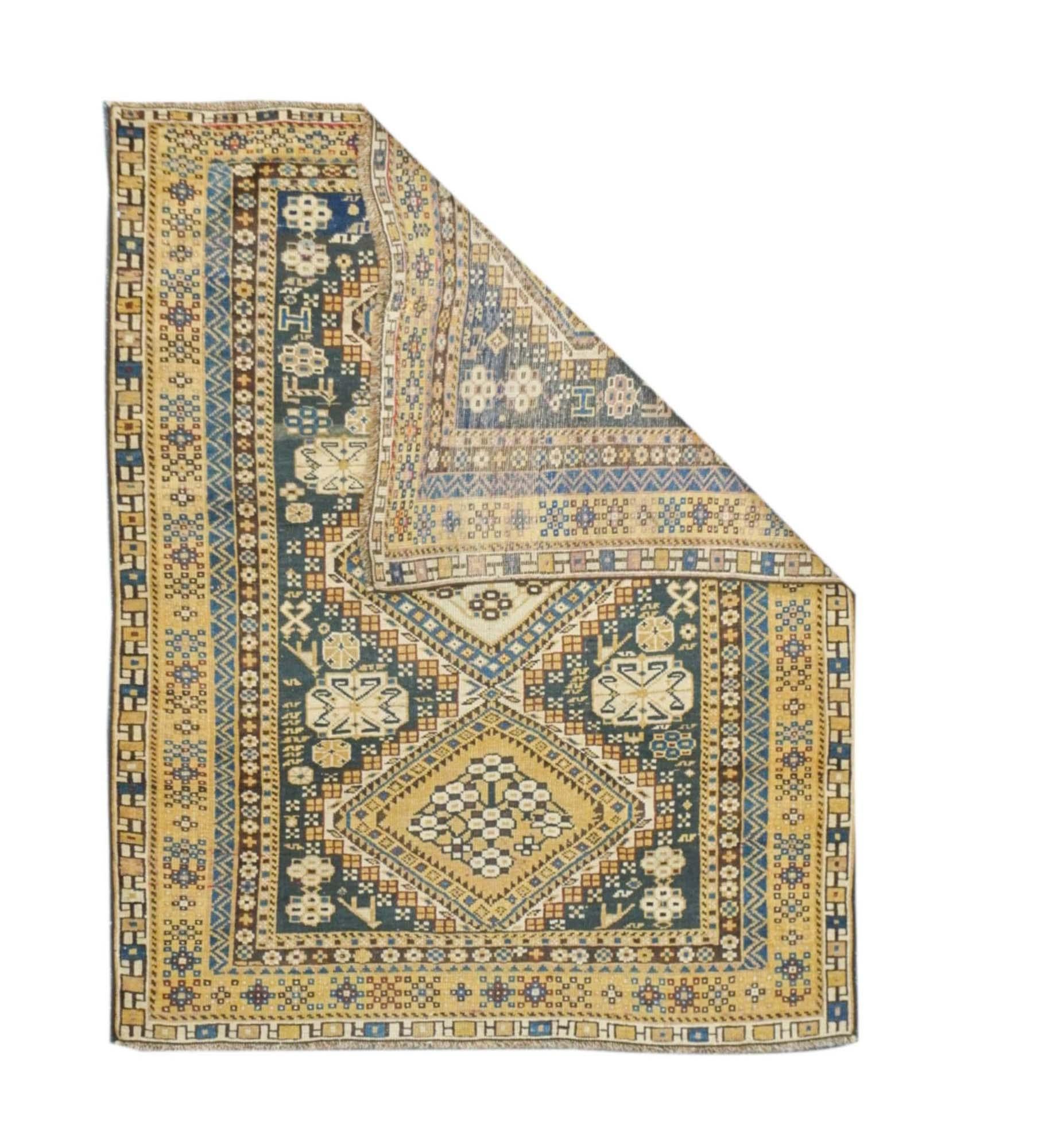Tapis Shirvan antique 3'6'' x 4'6''. Tapis du Caucase oriental et de l'ouest de la mer Caspienne, principalement dispersés, dans des dispositions géométriques, certains en forme de prière, provenant d'un large éventail de villages locaux. Les tapis