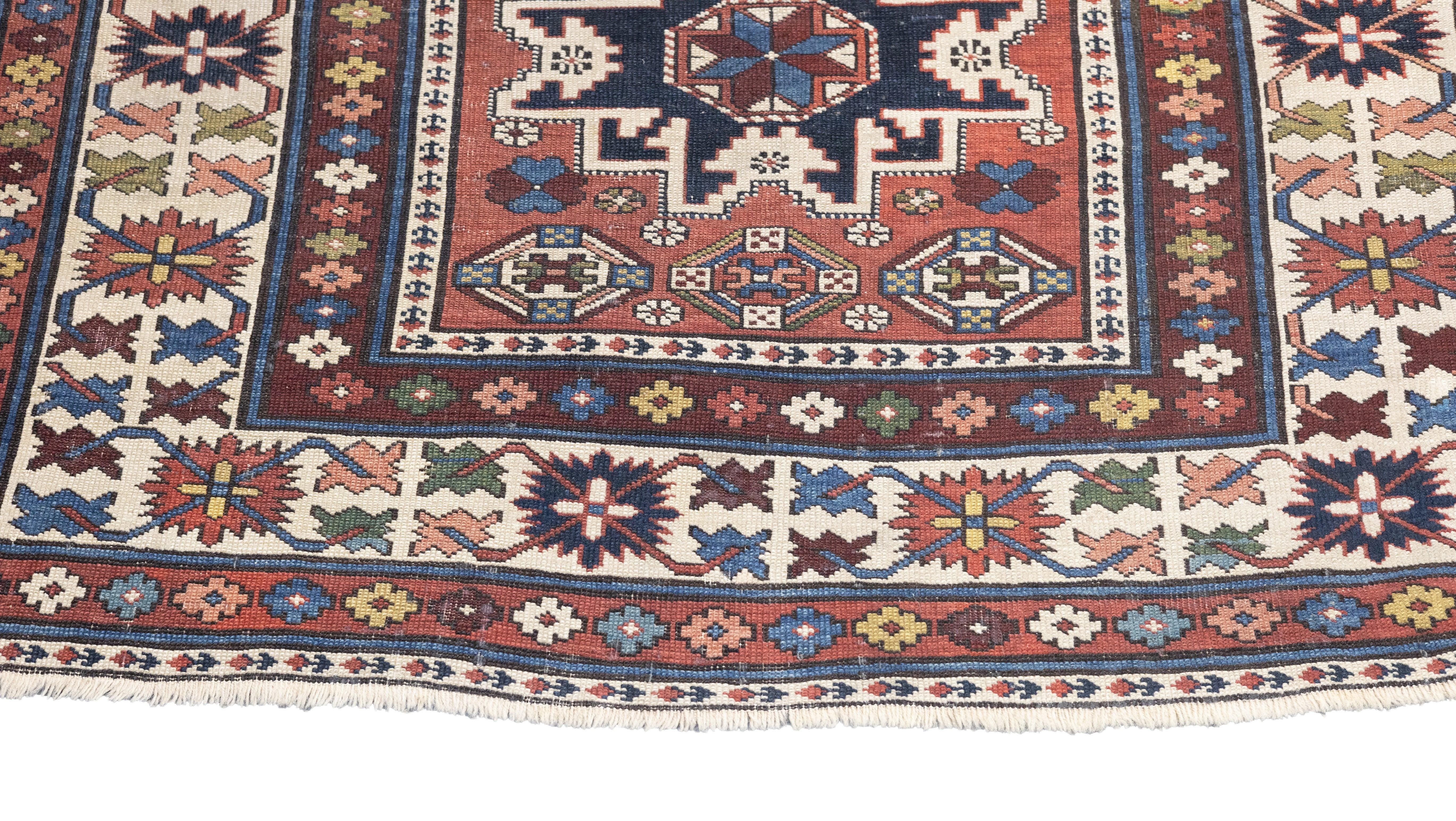 Antiker Shirvan-Teppich 3'8'' x 4'6'' im Zustand „Gut“ im Angebot in New York, NY