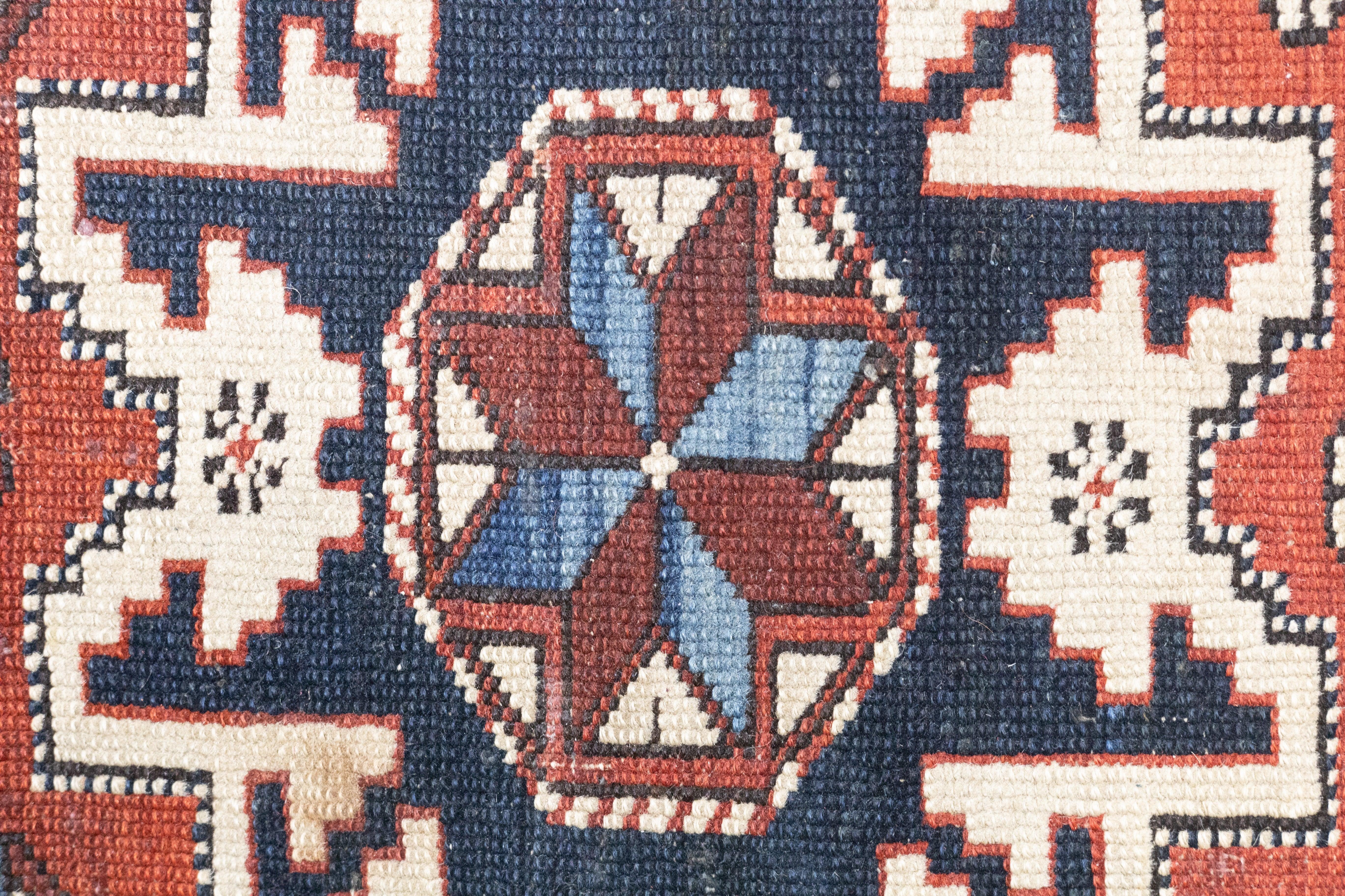 Antiker Shirvan-Teppich 3'8'' x 4'6'' im Angebot 1