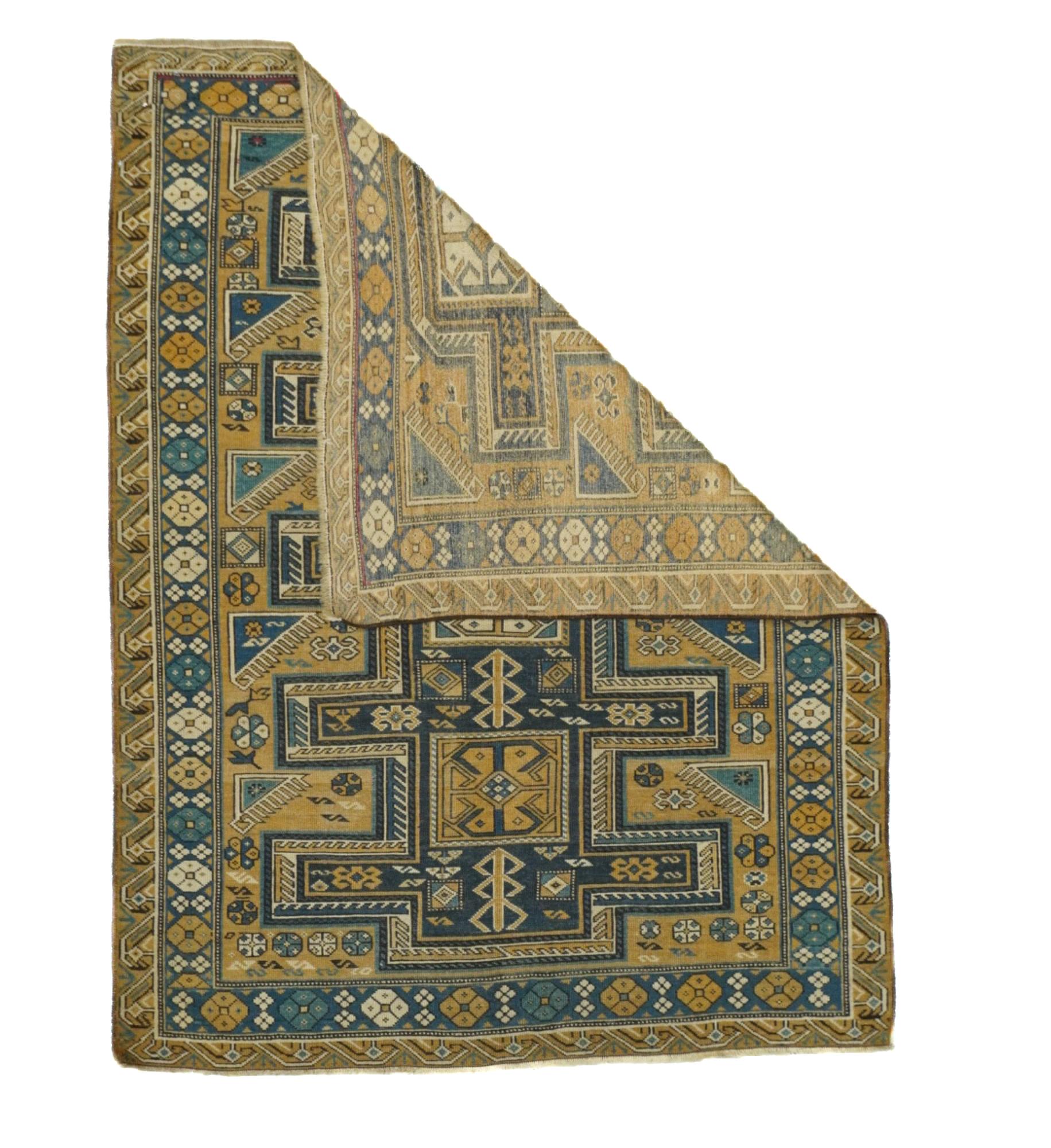 Tapis Shirvan antique 3'9'' x 4'10''. Tapis du Caucase oriental et de l'ouest de la mer Caspienne, principalement dispersés, dans des dispositions géométriques, certains en forme de prière, provenant d'un large éventail de villages locaux. Les tapis