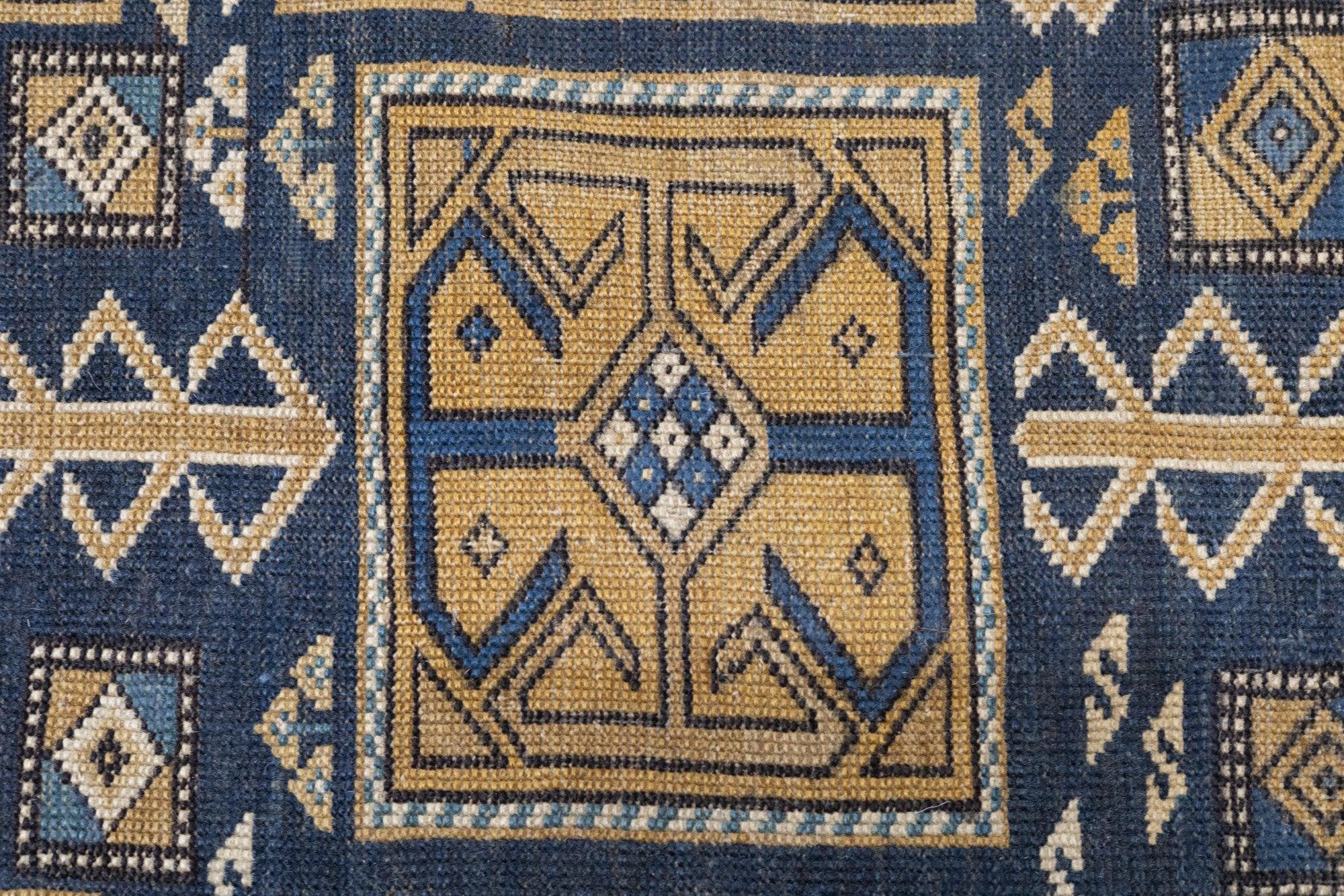 Caucasien Tapis Shirvan ancien 3'9'' x 4'10'' en vente