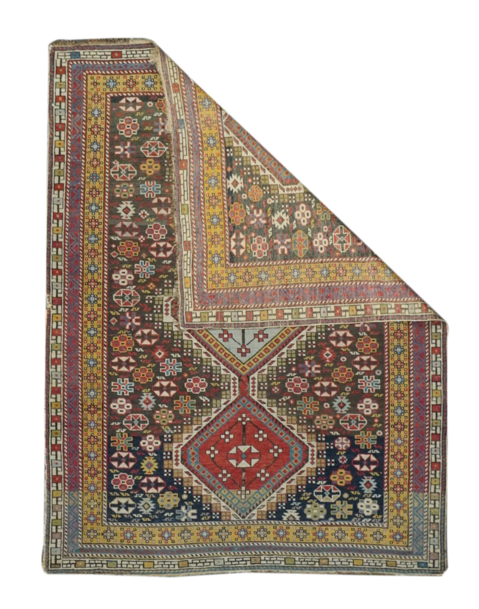 Tapis Shirvan antique 3'9'' x 4'11''. Tapis du Caucase oriental et de l'ouest de la mer Caspienne, principalement dispersés, dans des dispositions géométriques, certains en forme de prière, provenant d'un large éventail de villages locaux. Les tapis