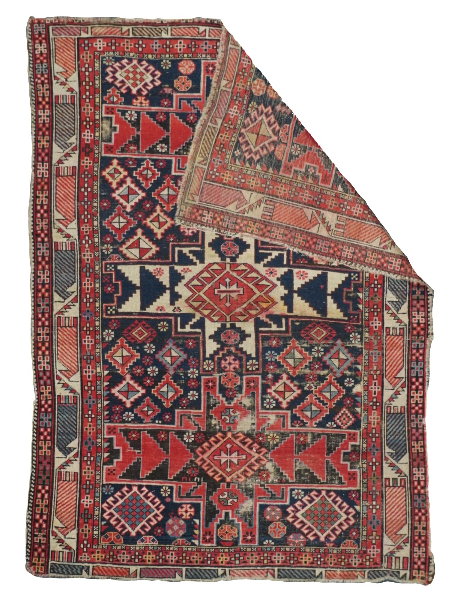 Tapis Shirvan antique 3'9'' x 5'4''. Tapis du Caucase oriental et de l'ouest de la mer Caspienne, principalement dispersés, dans des dispositions géométriques, certains en forme de prière, provenant d'un large éventail de villages locaux. Les tapis