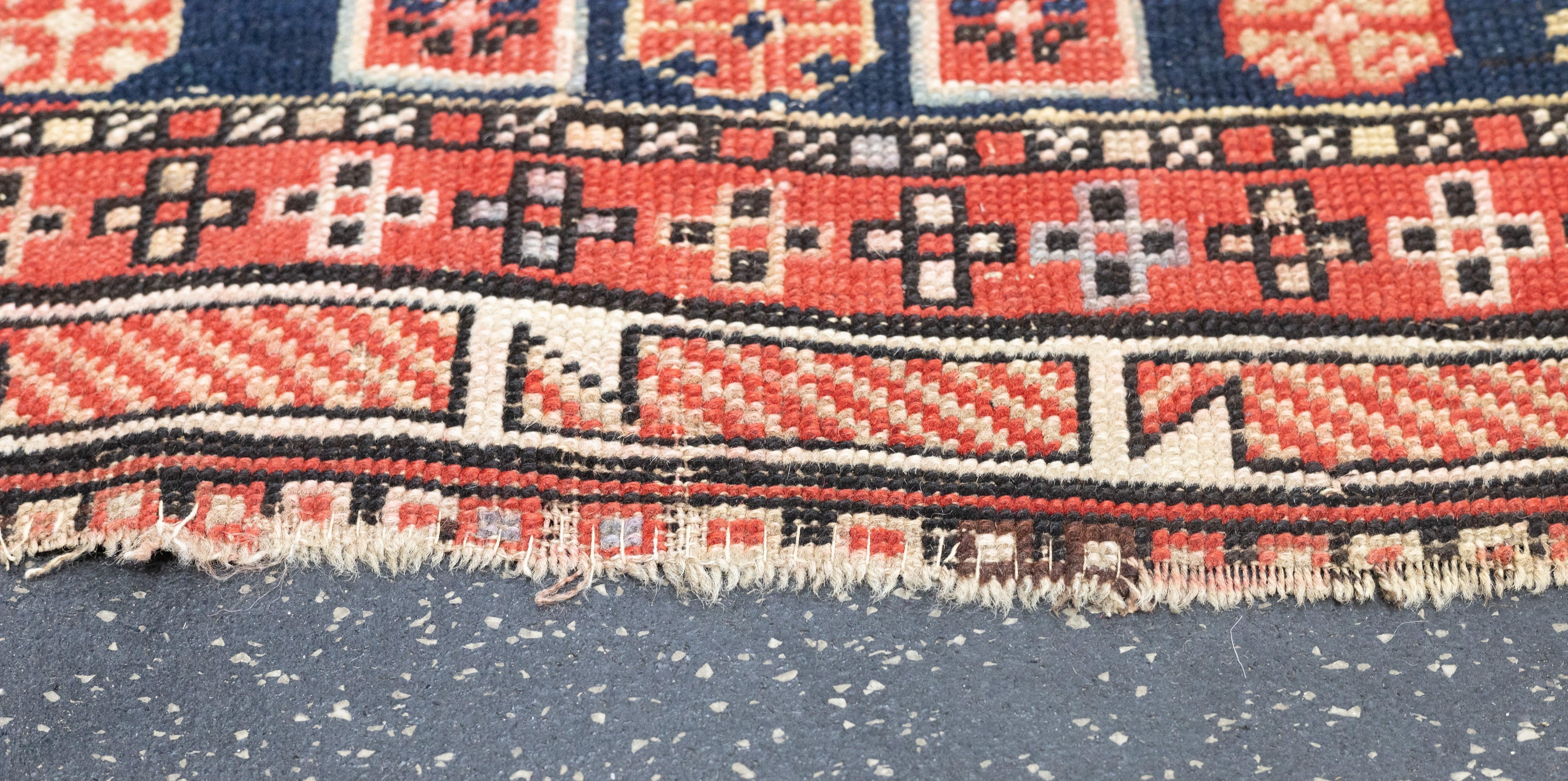 Noué à la main Tapis Shirvan ancien 3'9'' x 5'4'' en vente