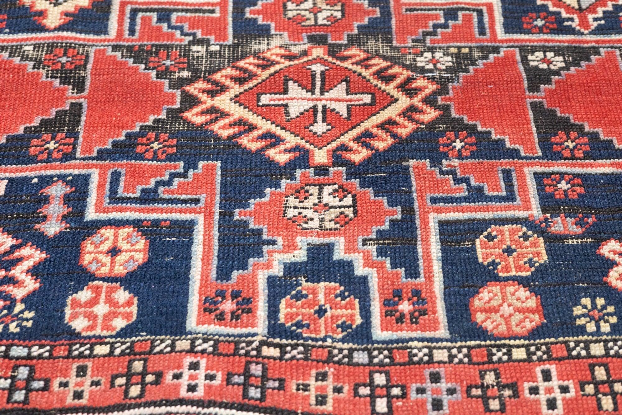 Tapis Shirvan ancien 3'9'' x 5'4'' Bon état - En vente à New York, NY