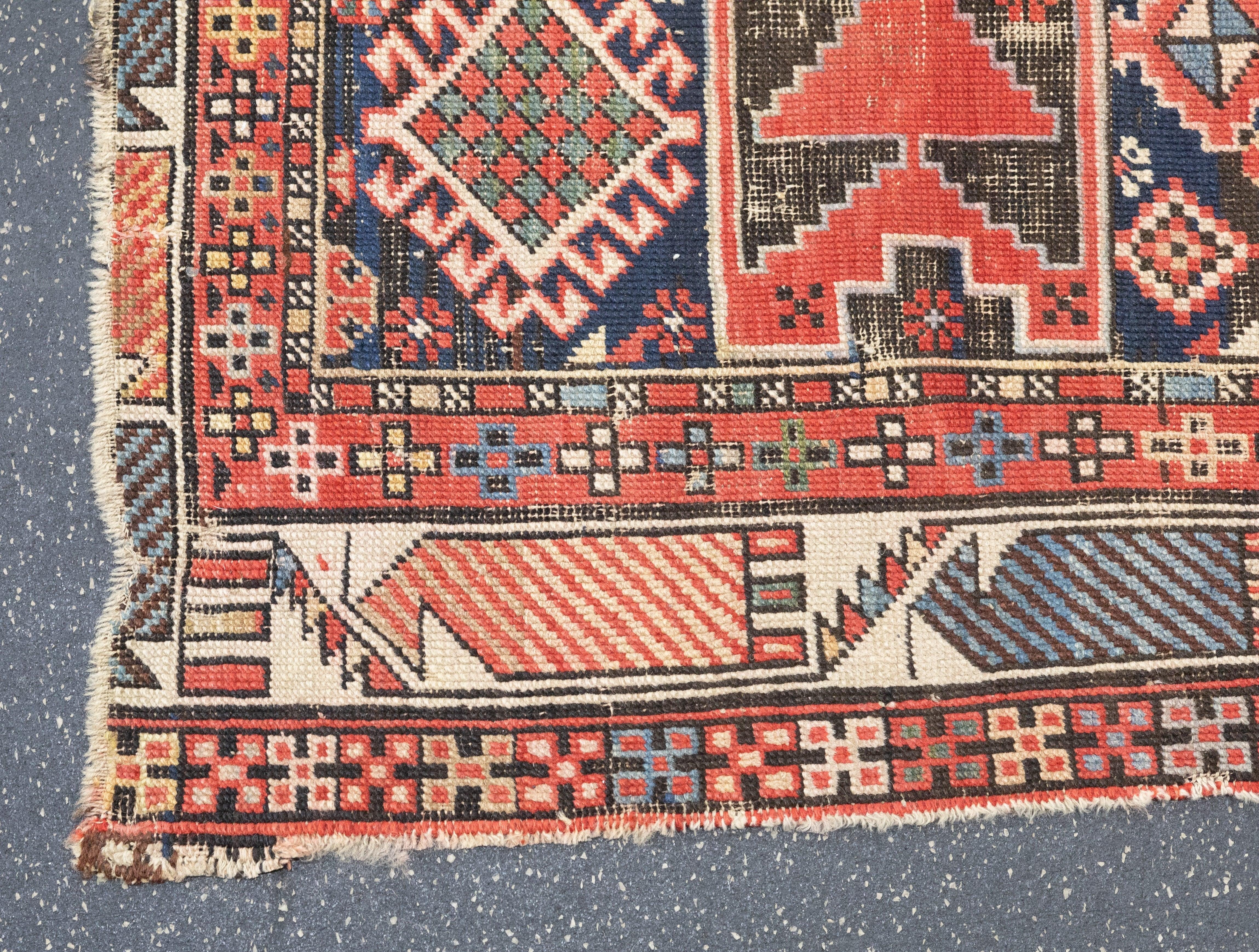 Tapis Shirvan ancien 3'9'' x 5'4'' en vente 1