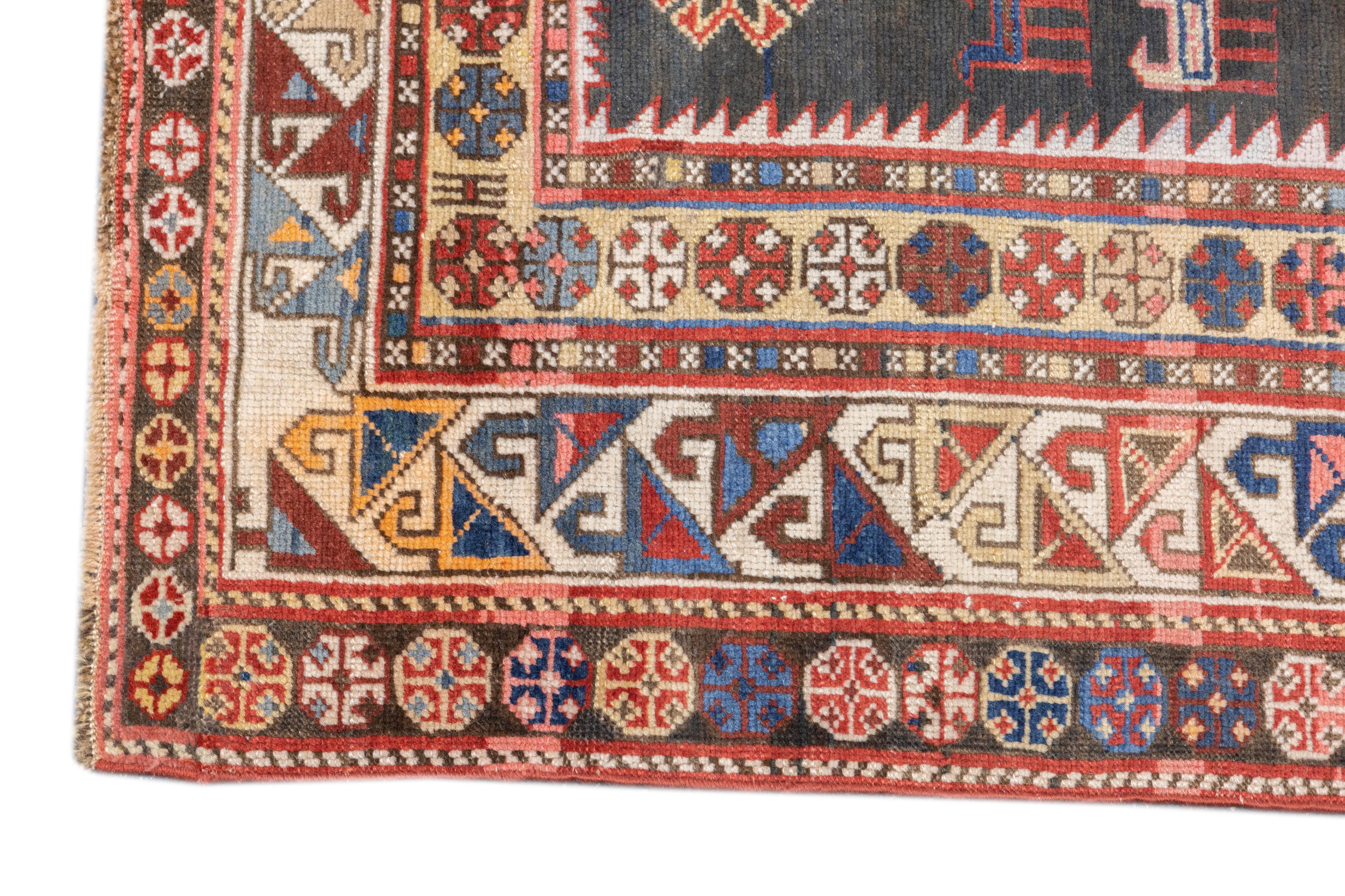 Tapis Shirvan ancien de 4' x 9' Bon état - En vente à New York, NY