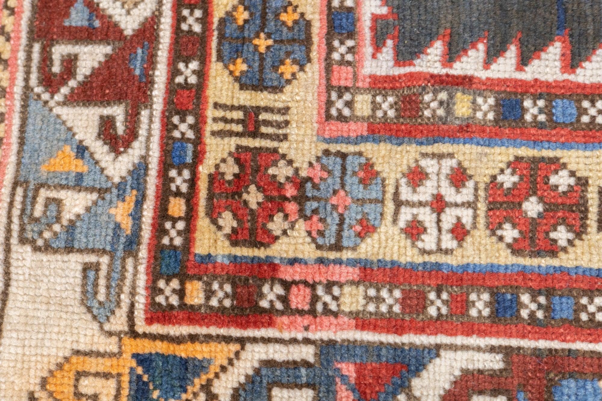 Laine Tapis Shirvan ancien de 4' x 9' en vente
