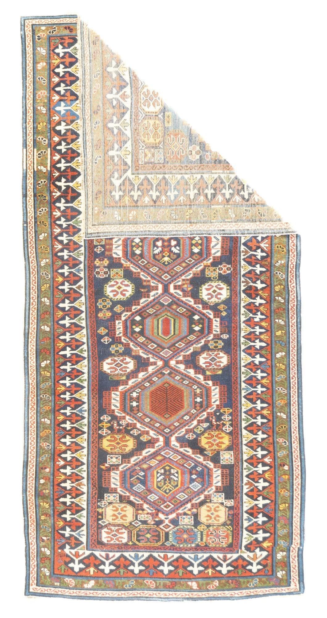 Tapis ancien Shirvan 4'2'' x 8'7''. Tapis du Caucase oriental et de l'ouest de la mer Caspienne, principalement dispersés, dans des dispositions géométriques, certains en forme de prière, provenant d'un large éventail de villages locaux. Les tapis