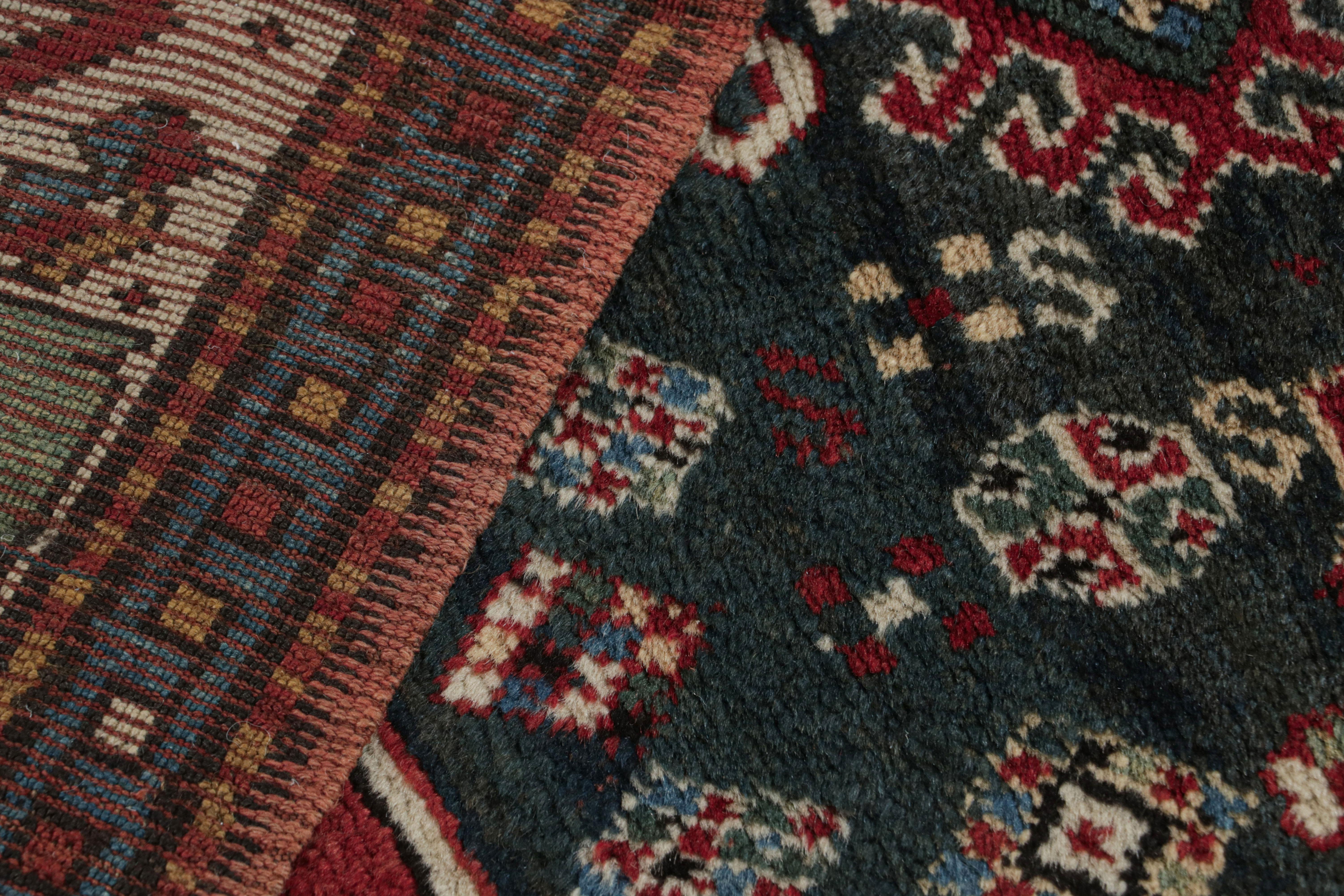 Antiker antiker Schirwan-Teppich in Rot und Blau mit geometrischem Muster aus Wolle von Teppich & Kelim im Angebot 1