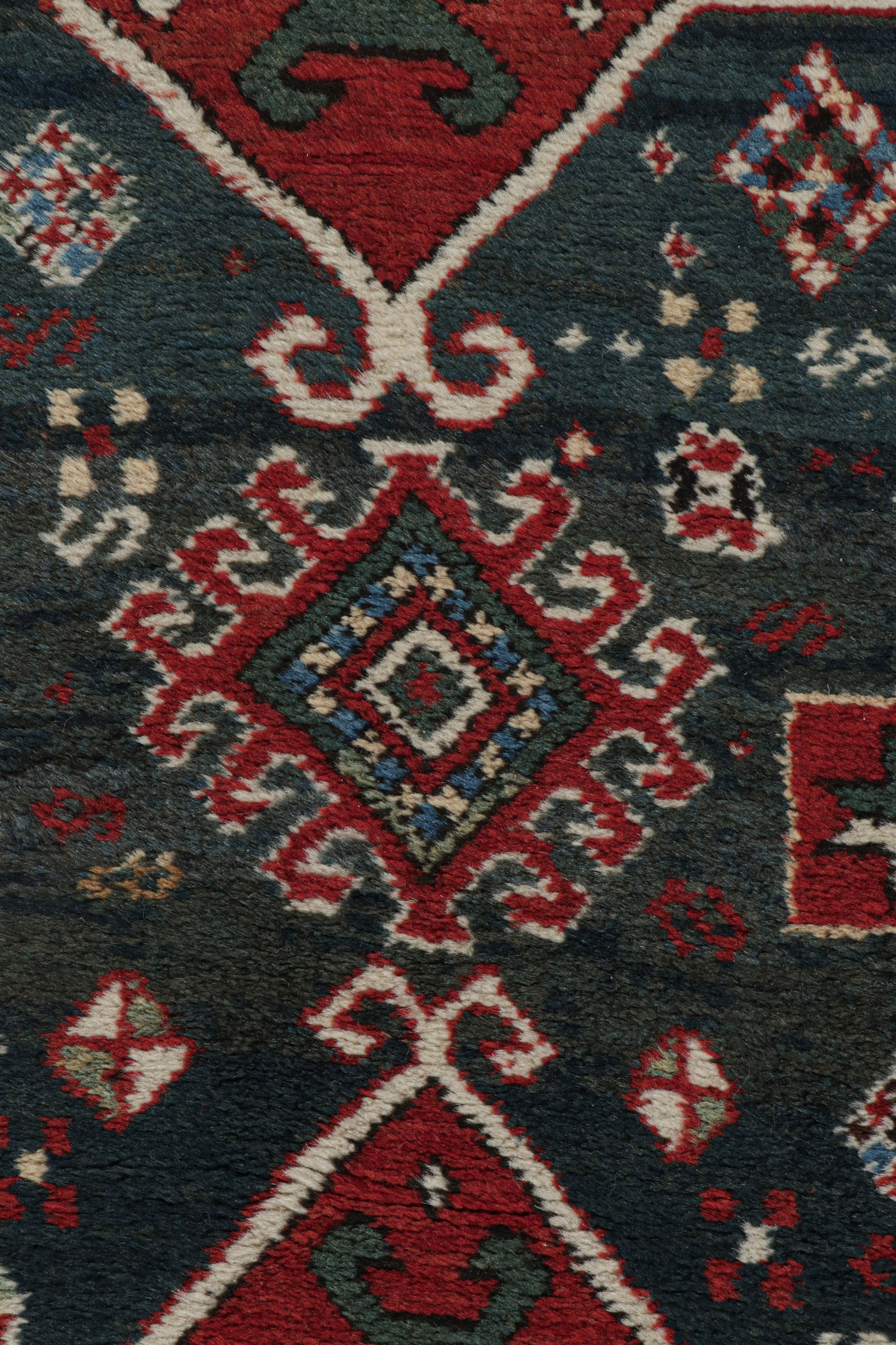 Antiker antiker Schirwan-Teppich in Rot und Blau mit geometrischem Muster aus Wolle von Teppich & Kelim (Europäisch) im Angebot