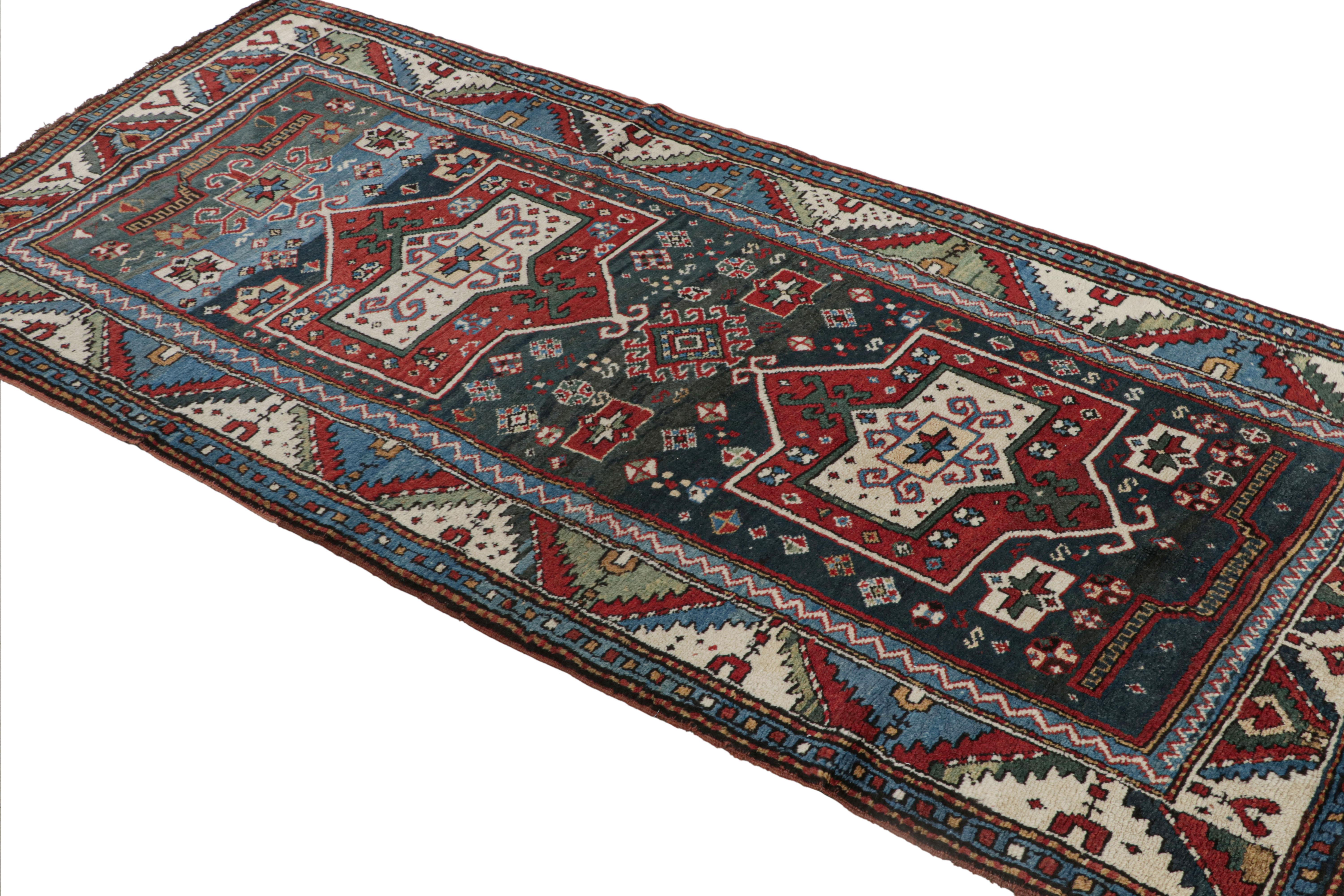 Antiker antiker Schirwan-Teppich in Rot und Blau mit geometrischem Muster aus Wolle von Teppich & Kelim (Handgeknüpft) im Angebot