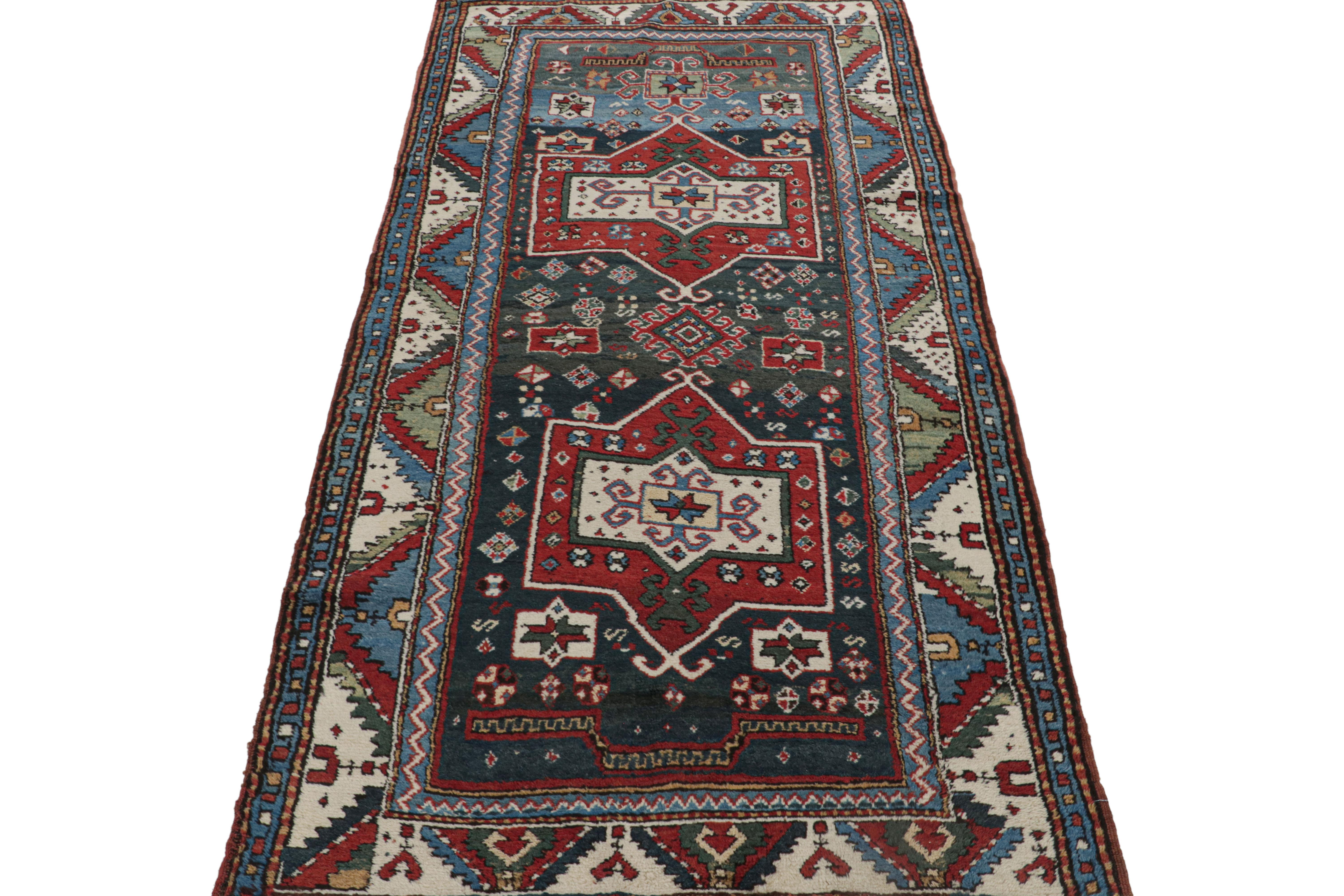 Antiker antiker Schirwan-Teppich in Rot und Blau mit geometrischem Muster aus Wolle von Teppich & Kelim im Zustand „Gut“ im Angebot in Long Island City, NY