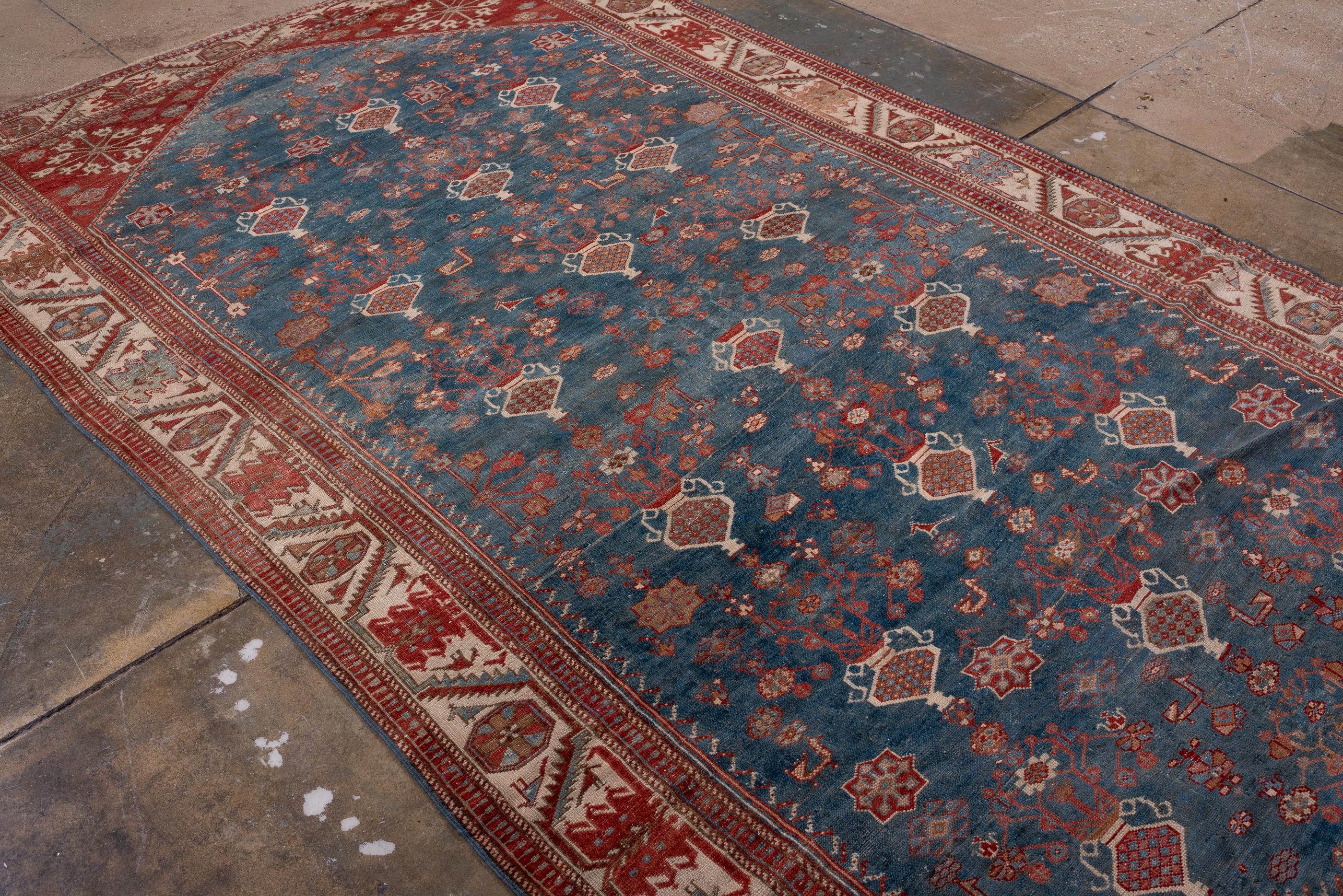 Antiker Shirvan-Teppich mit königsblauem Feld und roten Ecken (Wolle) im Angebot
