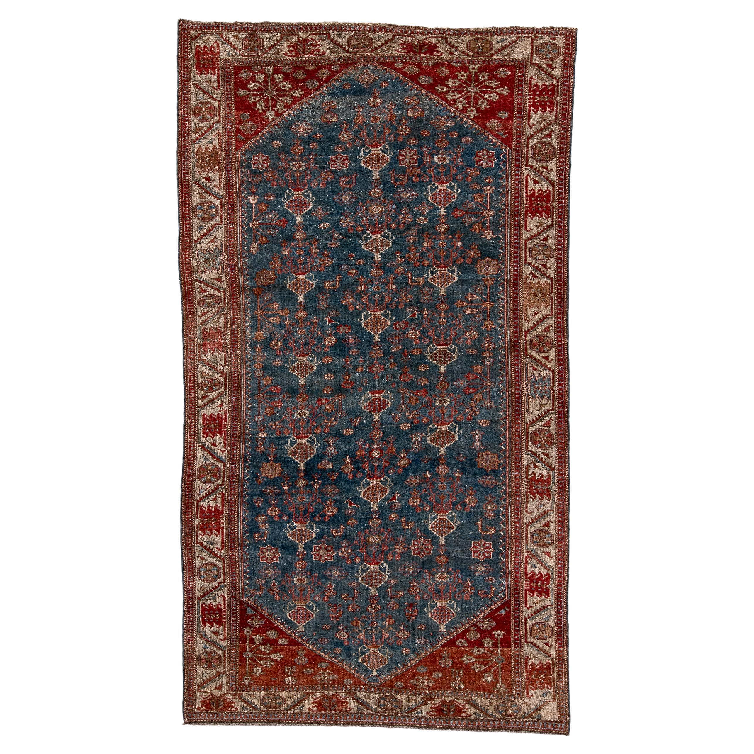 Antiker Shirvan-Teppich mit königsblauem Feld und roten Ecken im Angebot