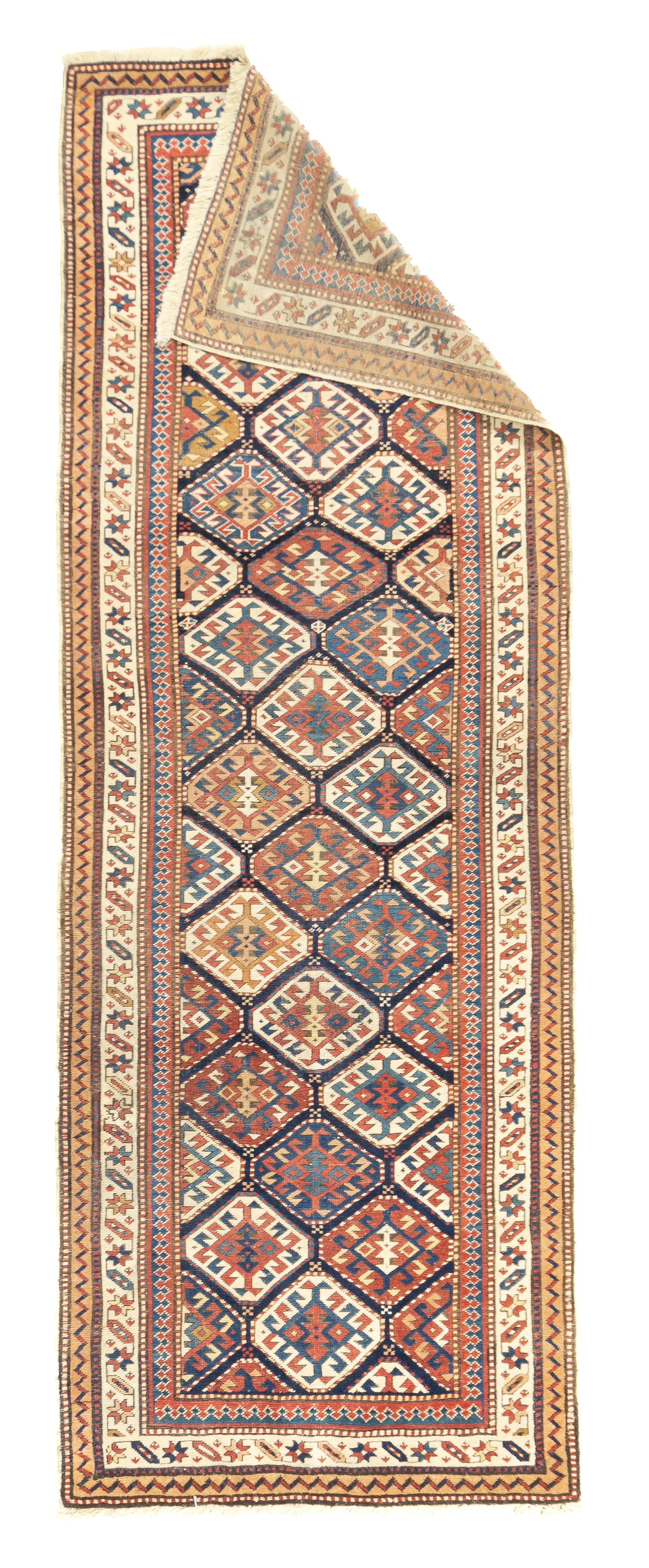 Runner Shirvan antico 3'4'' x 9'6''. Gli orditi in lana leggera indicano che si tratta di un tappeto lungo Kuba del villaggio del Caspio occidentale (kellegi). Il campo blu scuro è strettamente coperto da esagoni in diagonale, accentuati in verde,