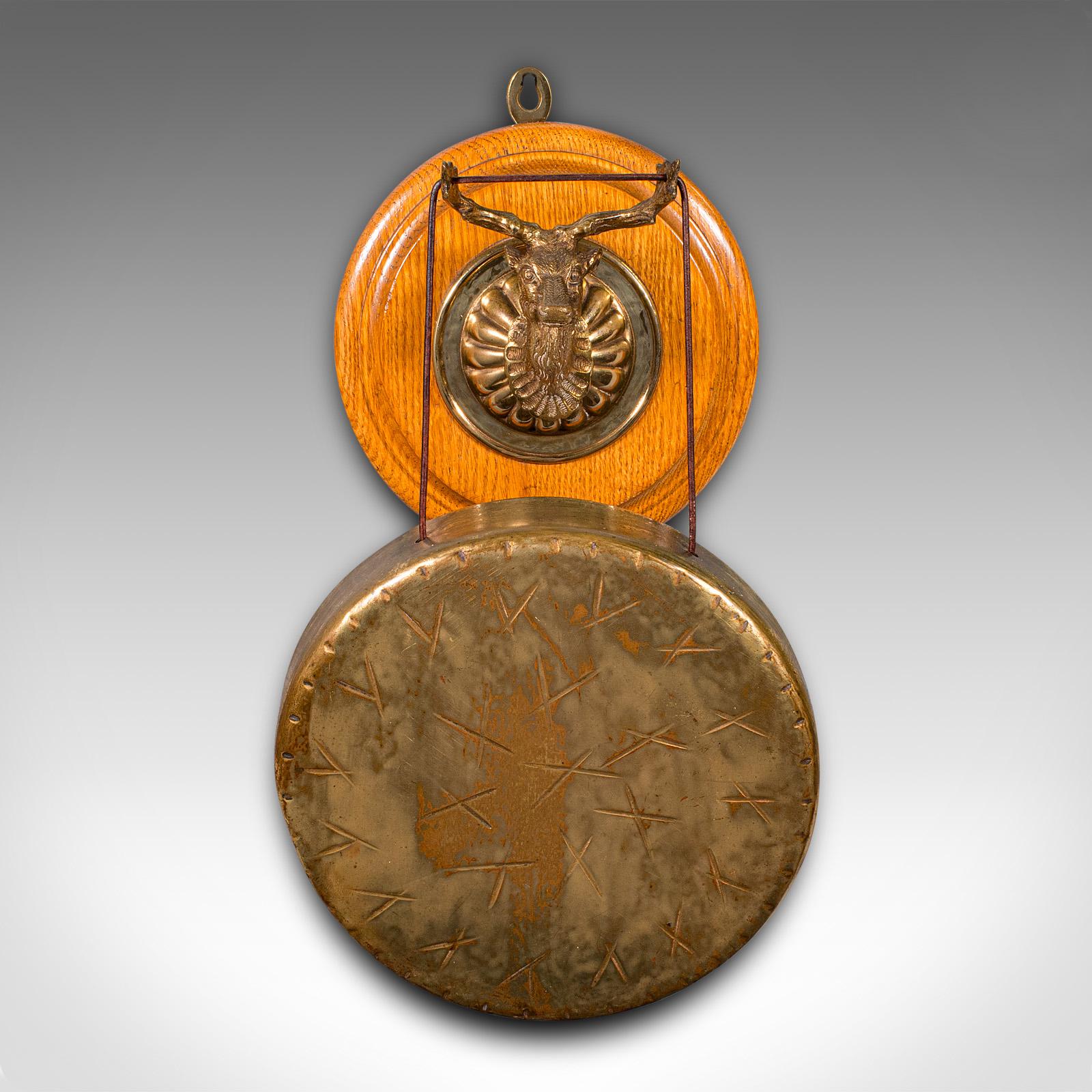 Il s'agit d'un élégant gong de table de la fin de l'époque victorienne, évoquant la grandeur d'une propriété écossaise des Highlands, vers 1880. Ce superbe carillon ancien est doté d'une tête de cerf en laiton, de supports en bois de cerf et d'un