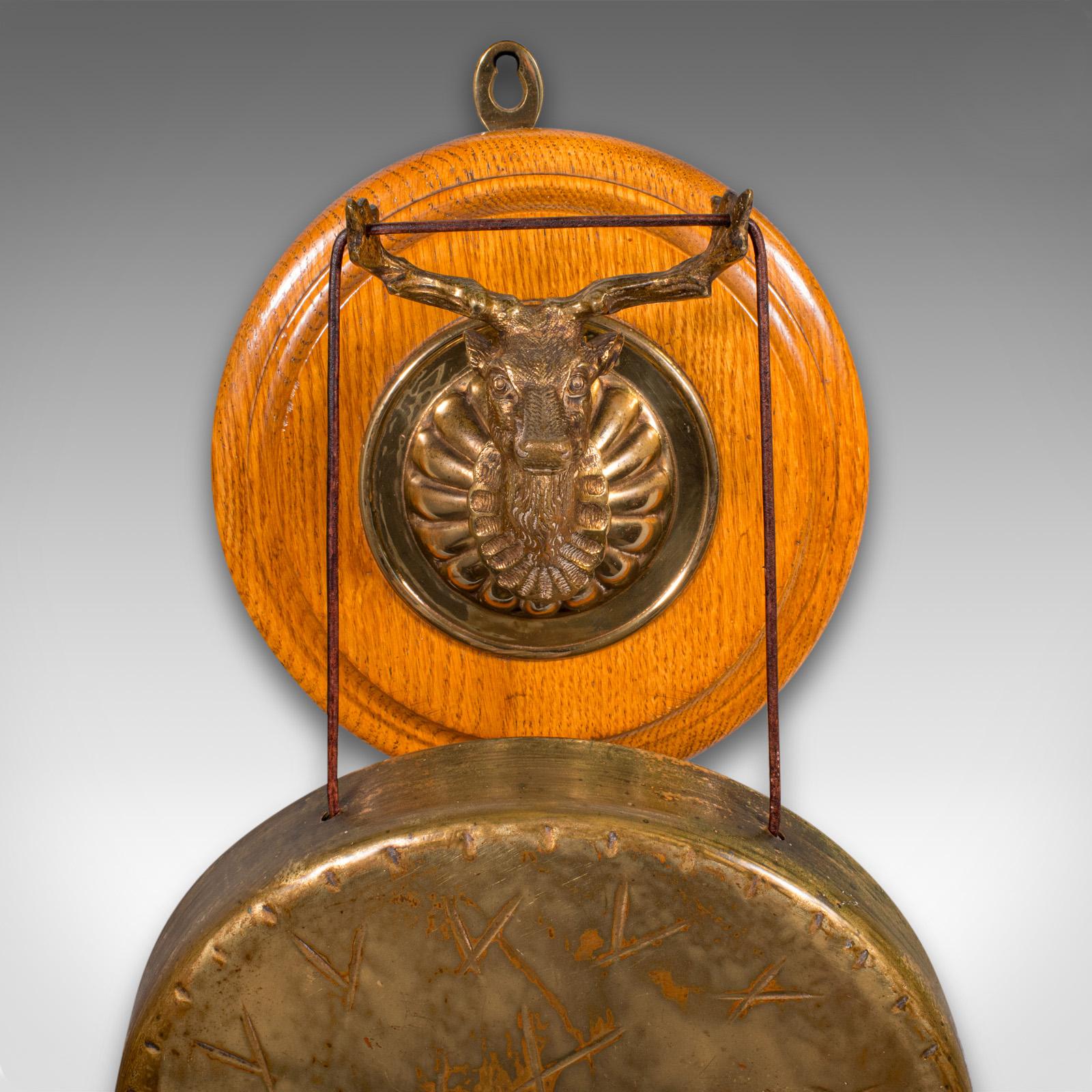 Écossais Gong de chasse victorienne écossaise ancienne, en chêne et laiton écossais, vers 1880 en vente