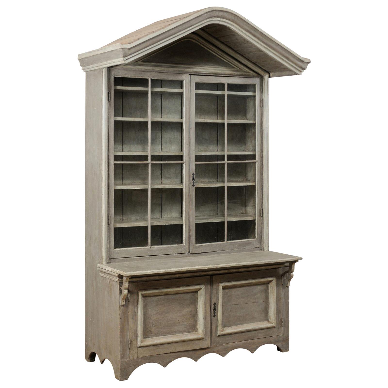 Cabinet d'antiquaire avec dessus de bonnet à baldaquin suspendu - Une belle pièce d'apparat ! en vente