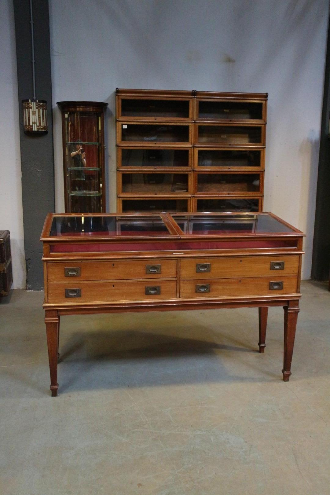 Beautiful antique mahogany display case with 2 display compartments and 4 large drawers. Entirely in original and good condition.
This display case was made by the well-known company F. Sage & Co London. This company furnished numerous large