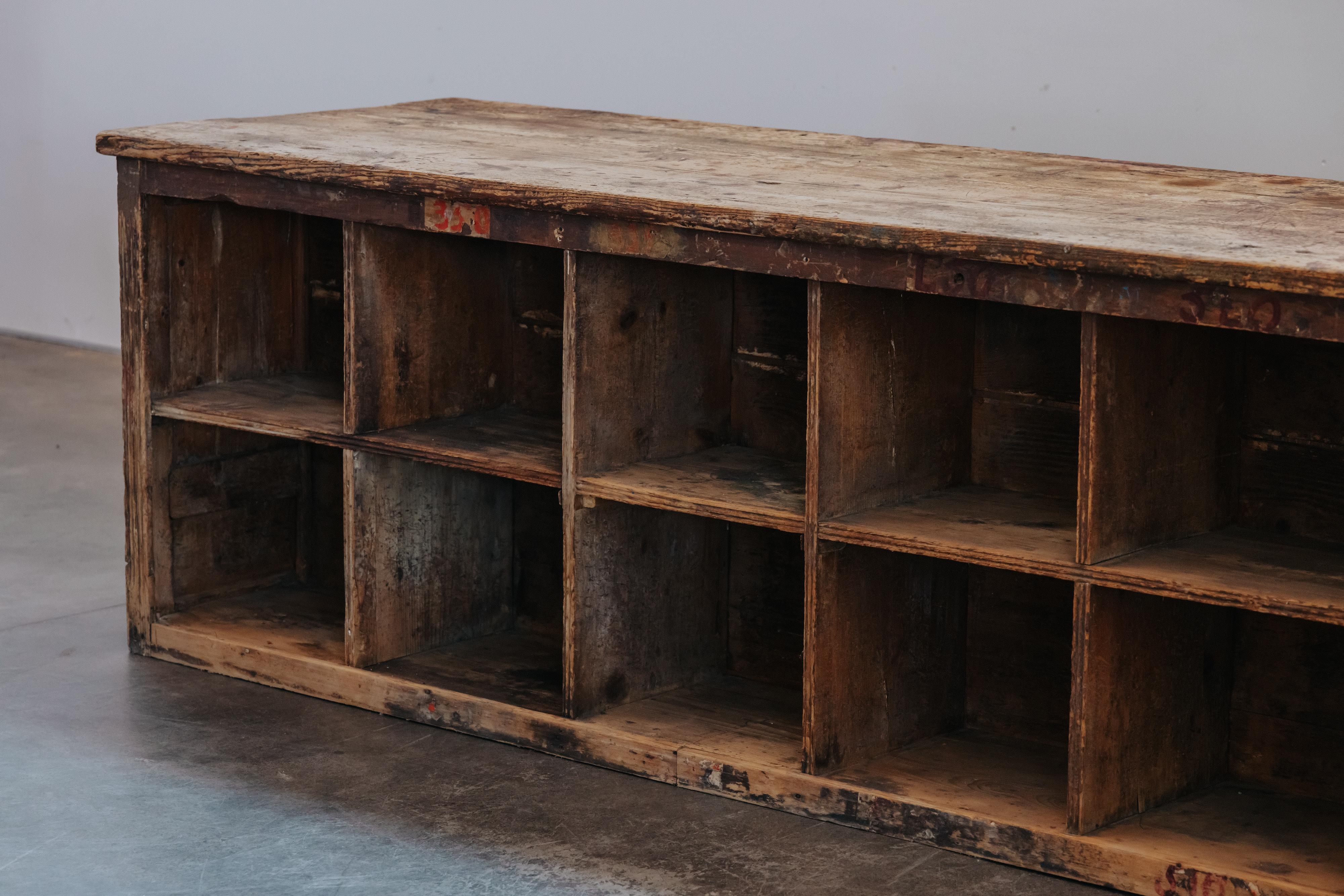 Début du 20ème siècle Table d'étalage de magasin antique d'Italie, Circa 1920 en vente