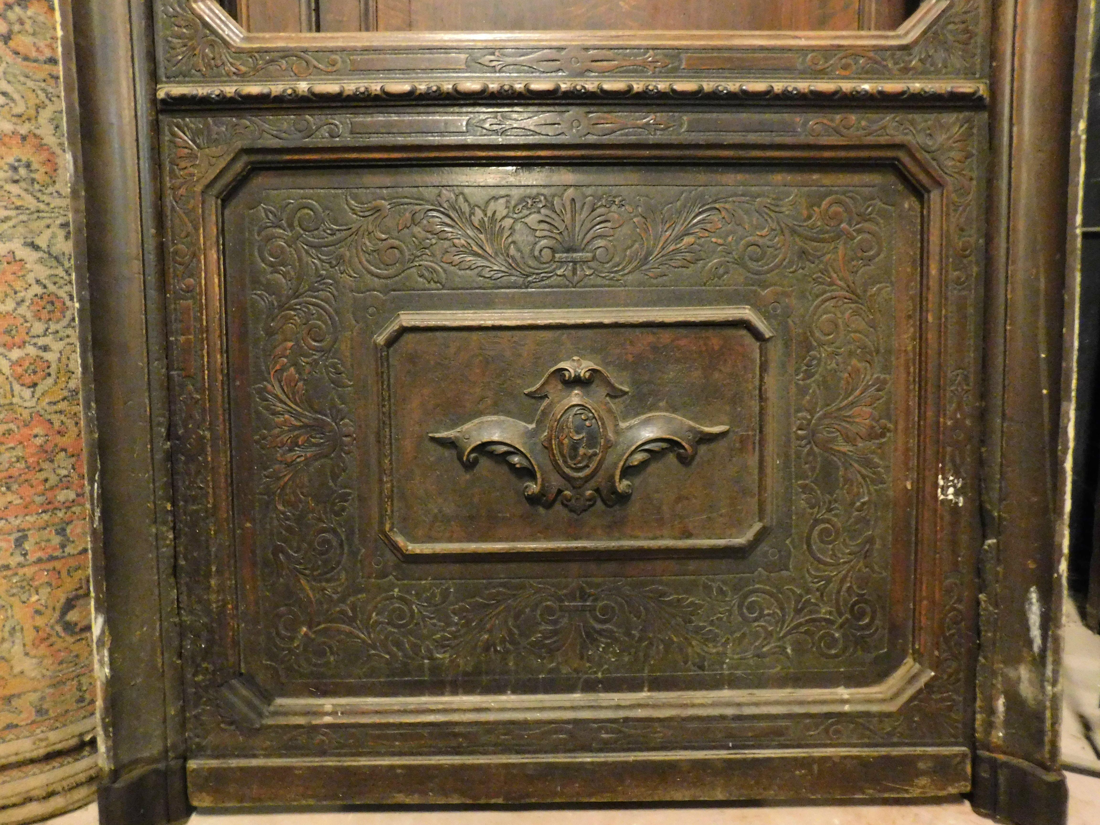 Antique Shop Door in Carved Walnut with Frame, 19th Century, Italy In Good Condition For Sale In Cuneo, Italy (CN)