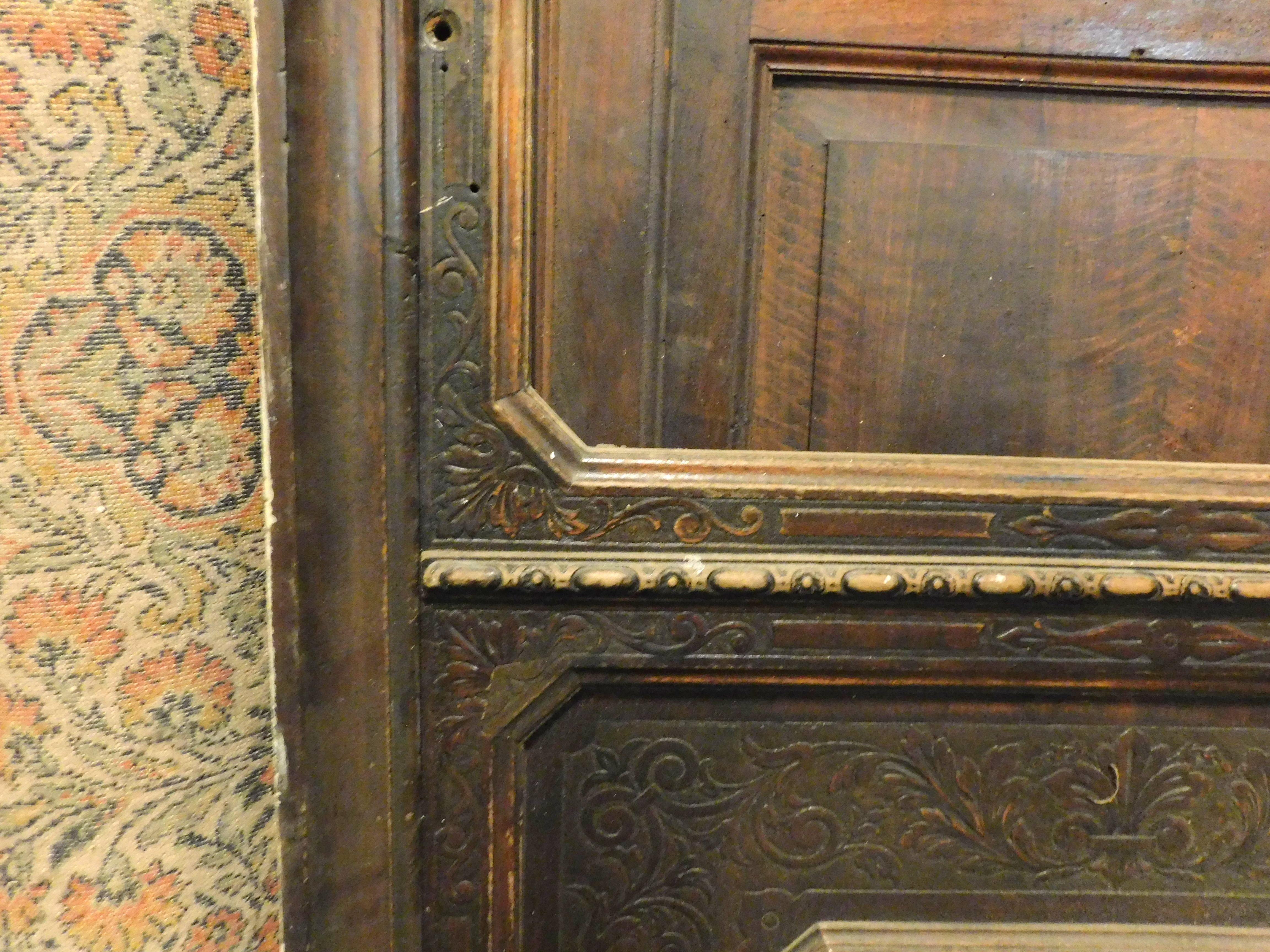 Antike Werkstatttür aus geschnitztem Nussbaumholz mit Rahmen, Italien, 19. Jahrhundert (Handgeschnitzt) im Angebot