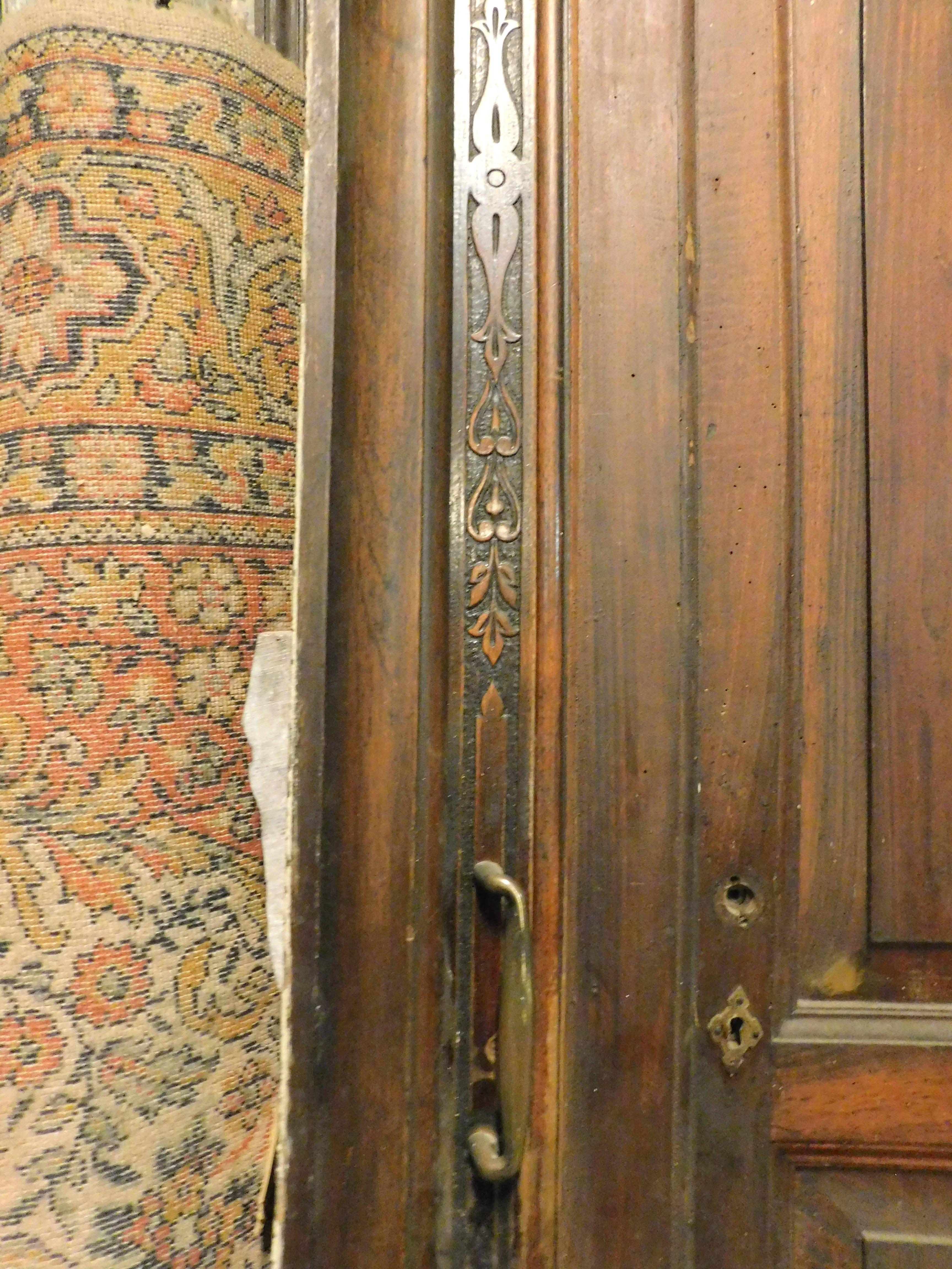 Antike Werkstatttür aus geschnitztem Nussbaumholz mit Rahmen, Italien, 19. Jahrhundert im Zustand „Gut“ im Angebot in Cuneo, Italy (CN)