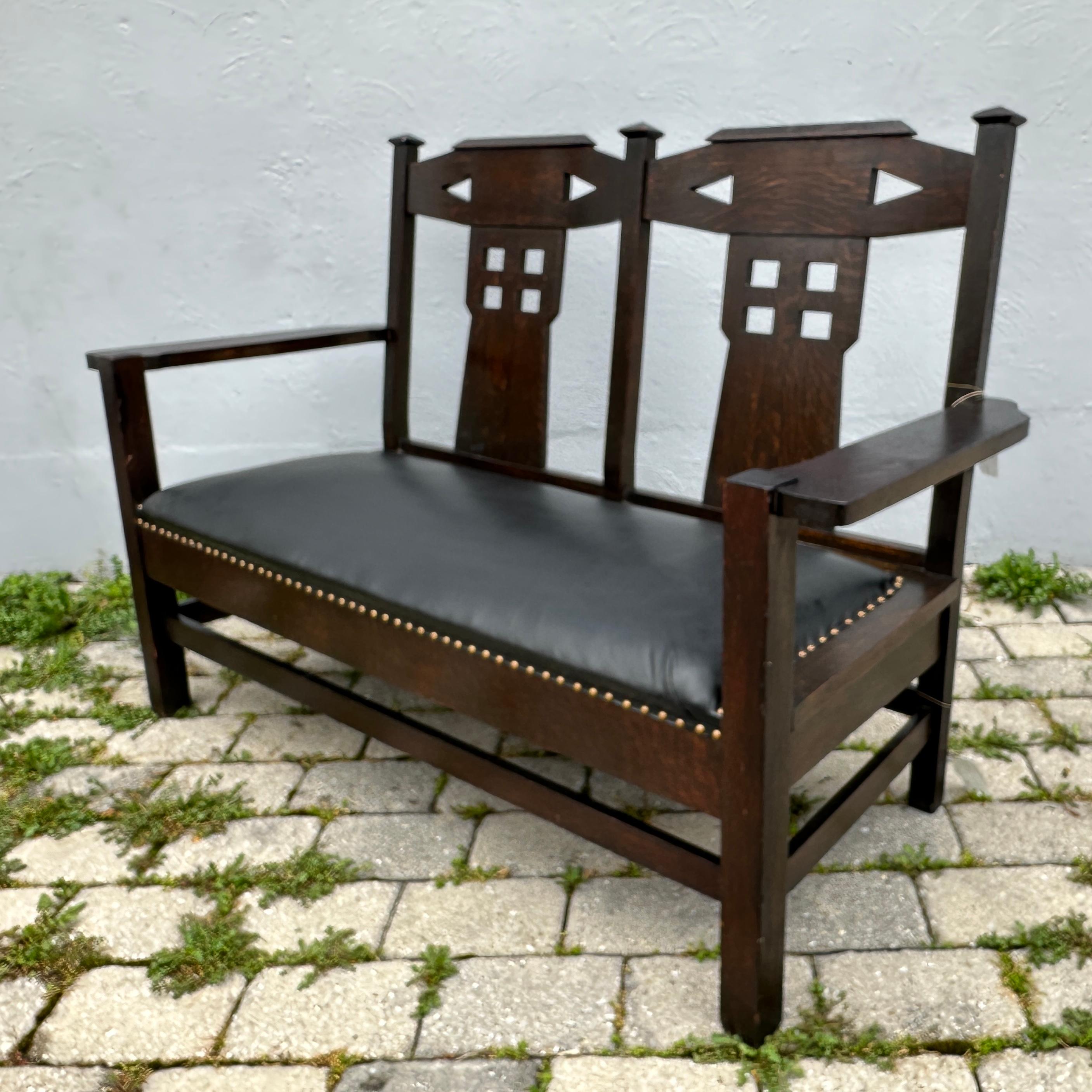 Antique  « SHOP of THE CRAFTER »  Settee avec découpe - Stickley Era - W7524 en vente 4