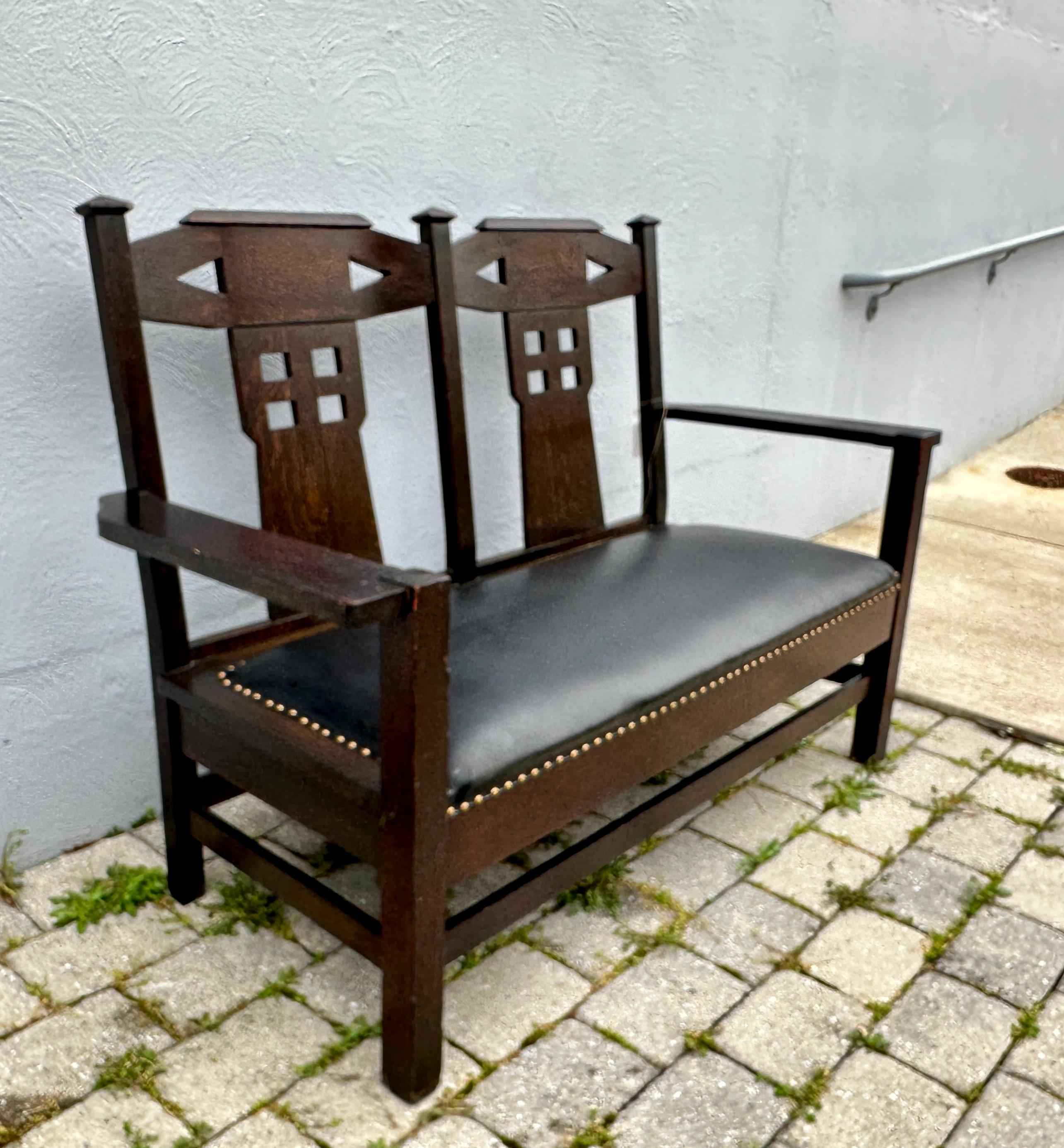 Il s'agit d'un ancien canapé en cuir du début des années 1900 fabriqué par 