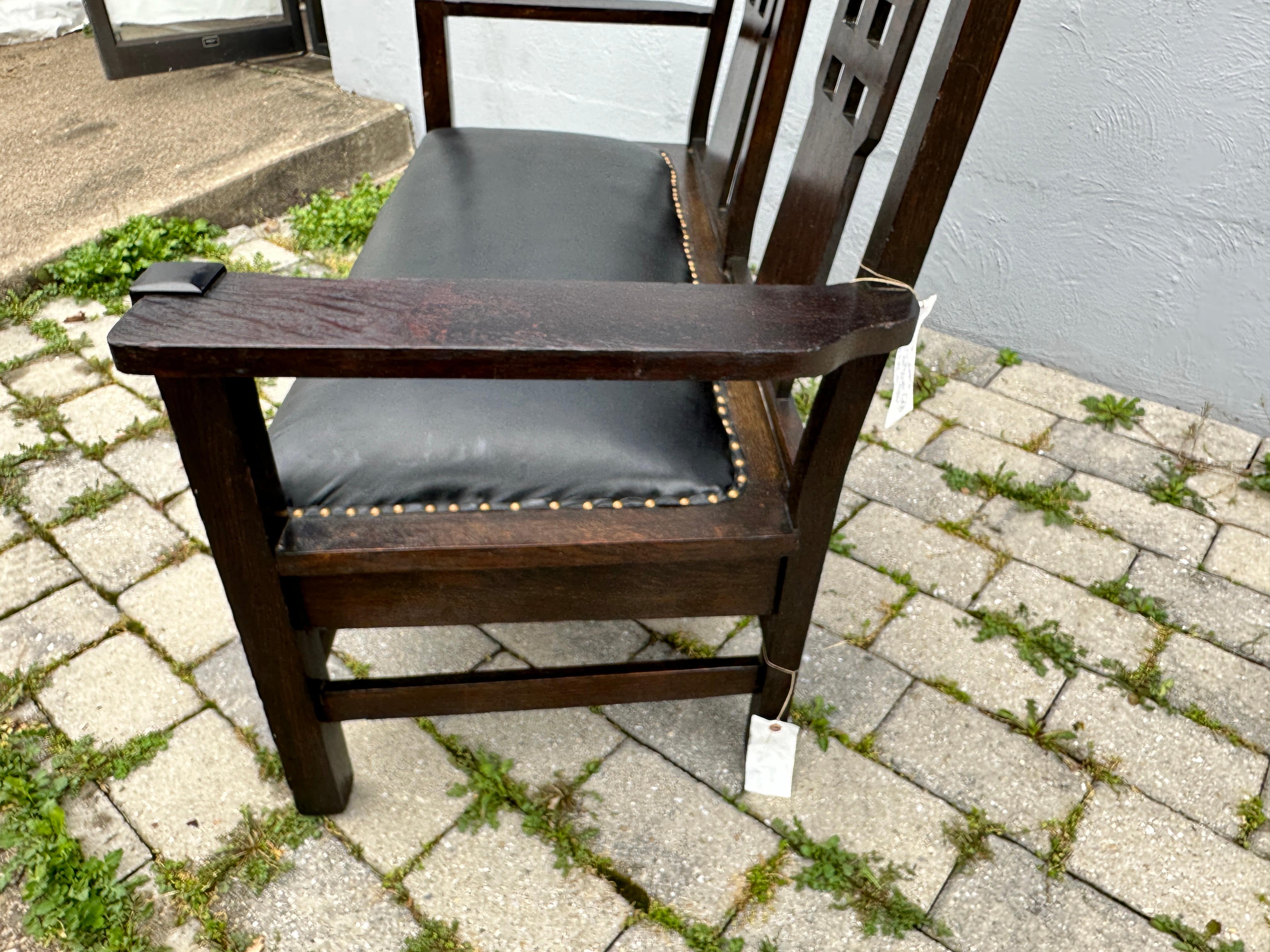 Cuir Antique  « SHOP of THE CRAFTER »  Settee avec découpe - Stickley Era - W7524 en vente