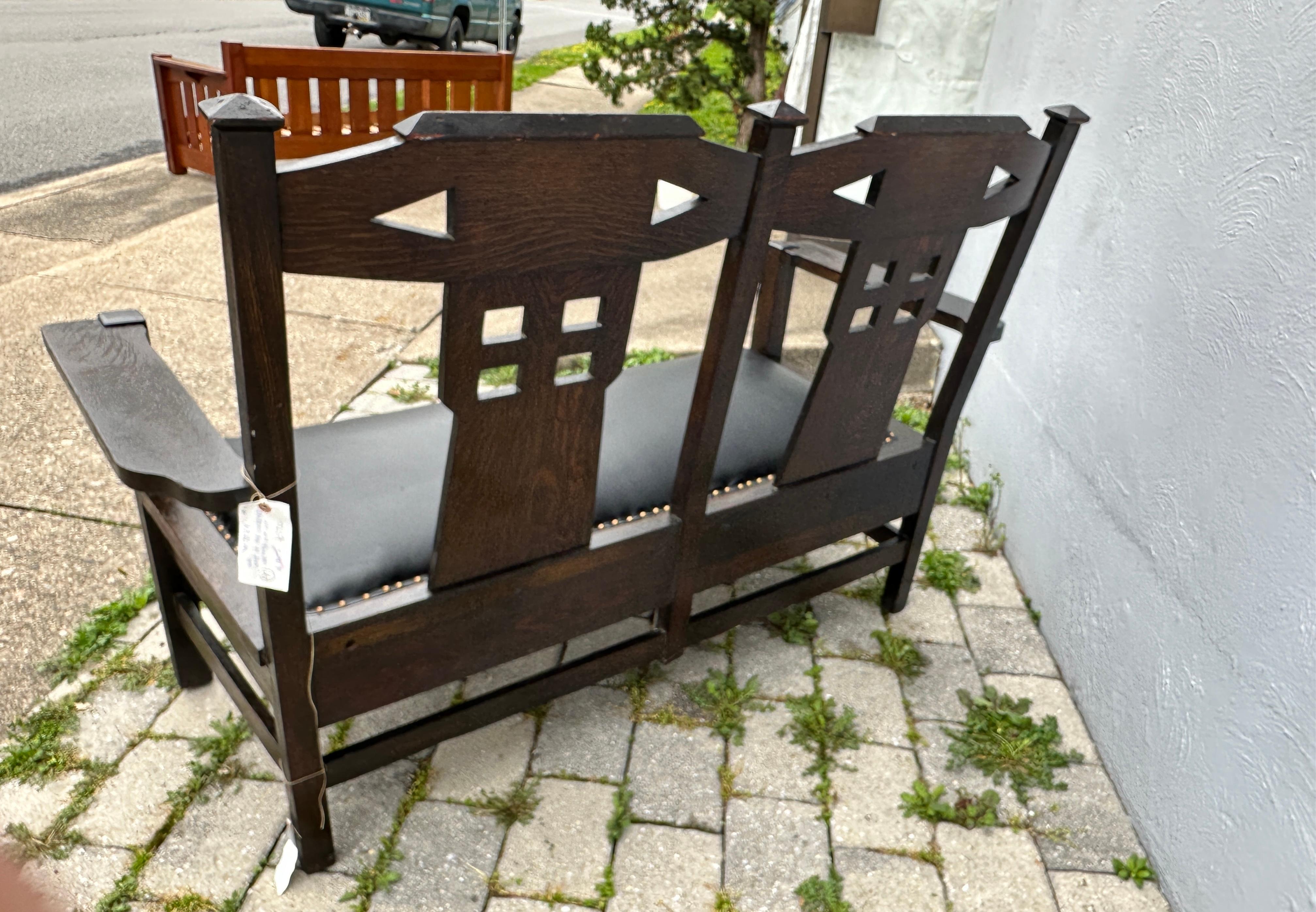 Antique  « SHOP of THE CRAFTER »  Settee avec découpe - Stickley Era - W7524 en vente 1