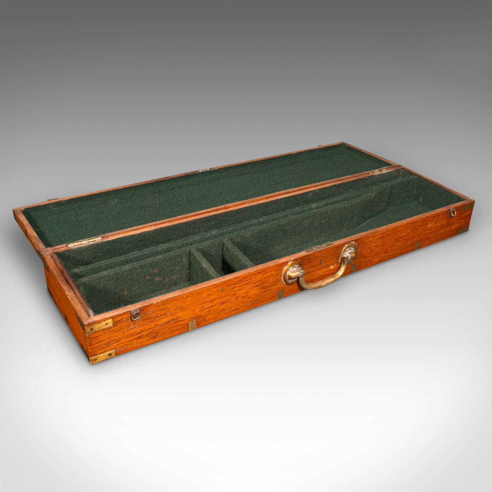 Se trata de un buen maletín antiguo para escopetas. Caja de armas de los Ferrocarriles Estatales de la India, de teca y latón, de finales de la época victoriana, hacia 1900. Rica en encanto histórico y magnífica artesanía, esta maleta ofrece tanto