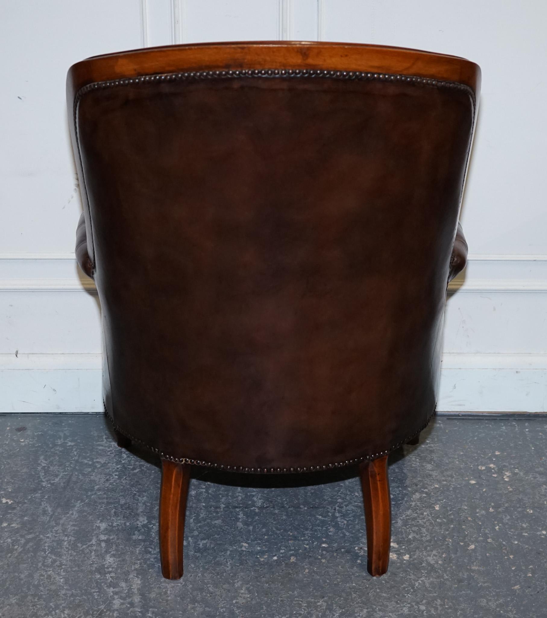 ANTICO SCHIACCIERE E PIEDINI IN PELLE TINTURATA DI Chesterfield in vendita 4