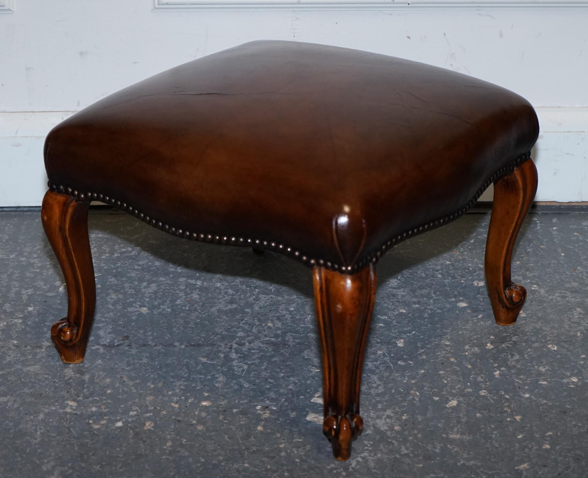 ANTICO SCHIACCIERE E PIEDINI IN PELLE TINTURATA DI Chesterfield in vendita 5