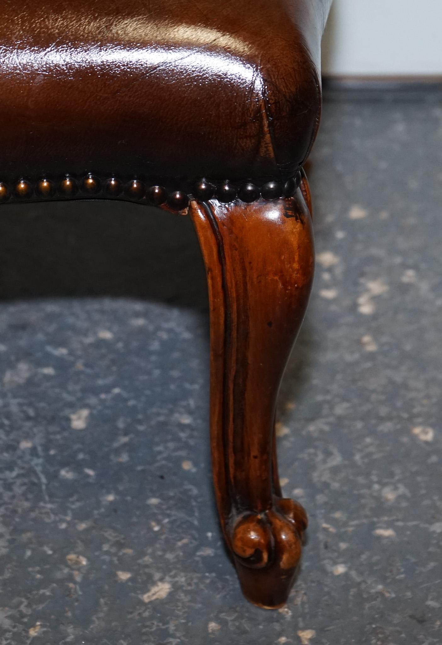 ANTICO SCHIACCIERE E PIEDINI IN PELLE TINTURATA DI Chesterfield in vendita 6