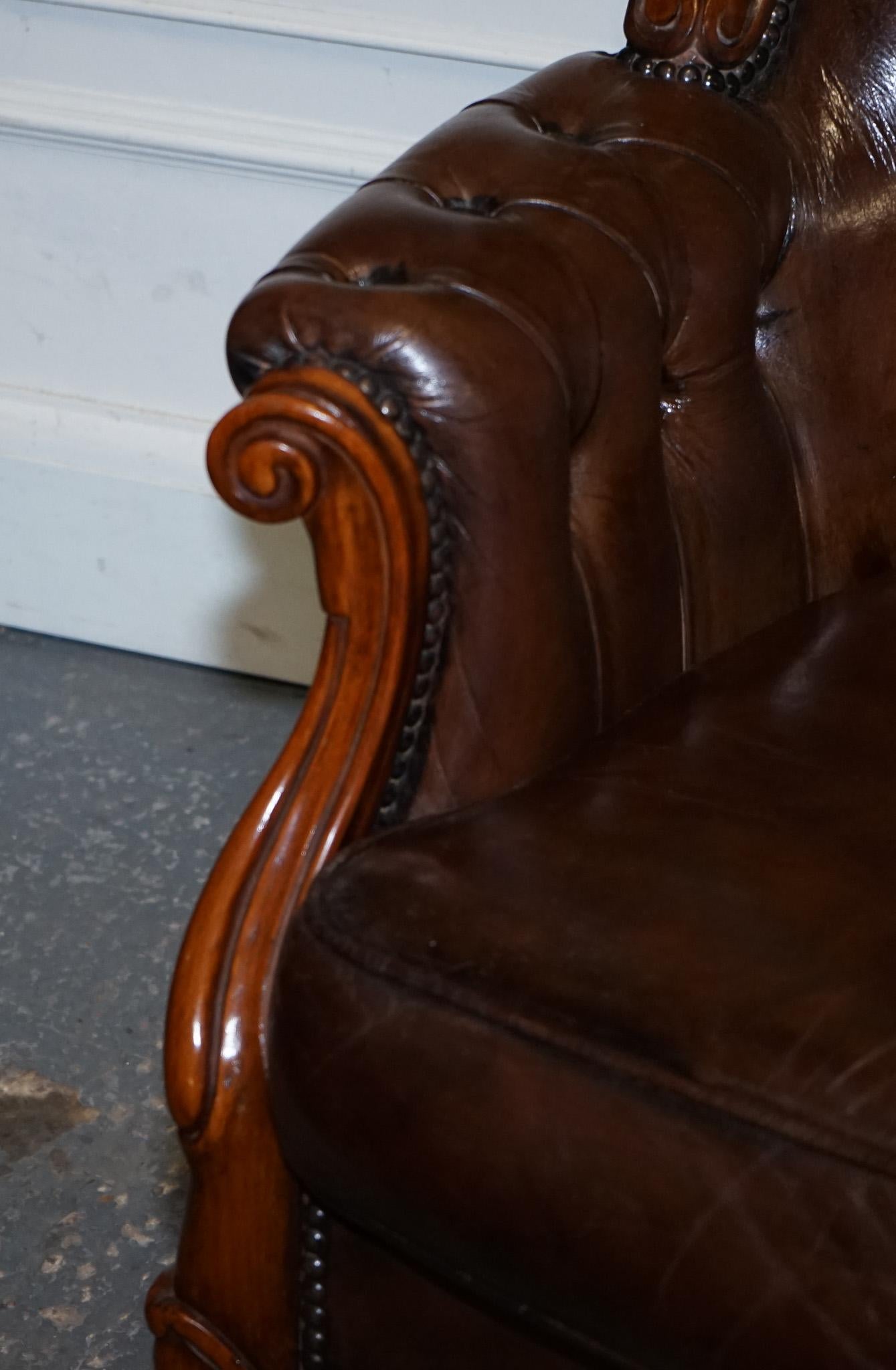 ANTICO SCHIACCIERE E PIEDINI IN PELLE TINTURATA DI Chesterfield in vendita 7