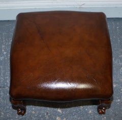 ANTIQUE SHOW FRAMED VICTORIAN CHESTERFIELD DYED LEATHER ARMCHAiR & FOOTSTOOL