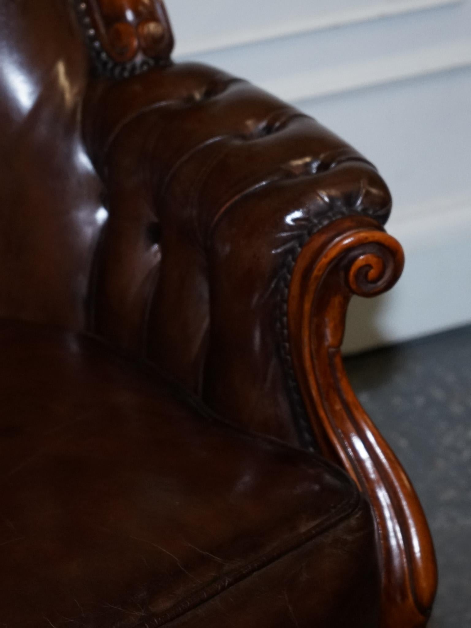 Britannico ANTICO SCHIACCIERE E PIEDINI IN PELLE TINTURATA DI Chesterfield in vendita