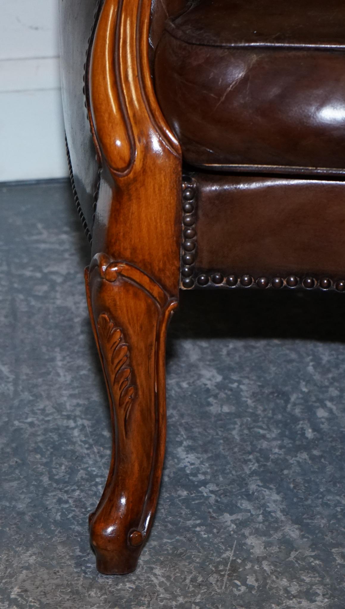 Fatto a mano ANTICO SCHIACCIERE E PIEDINI IN PELLE TINTURATA DI Chesterfield in vendita
