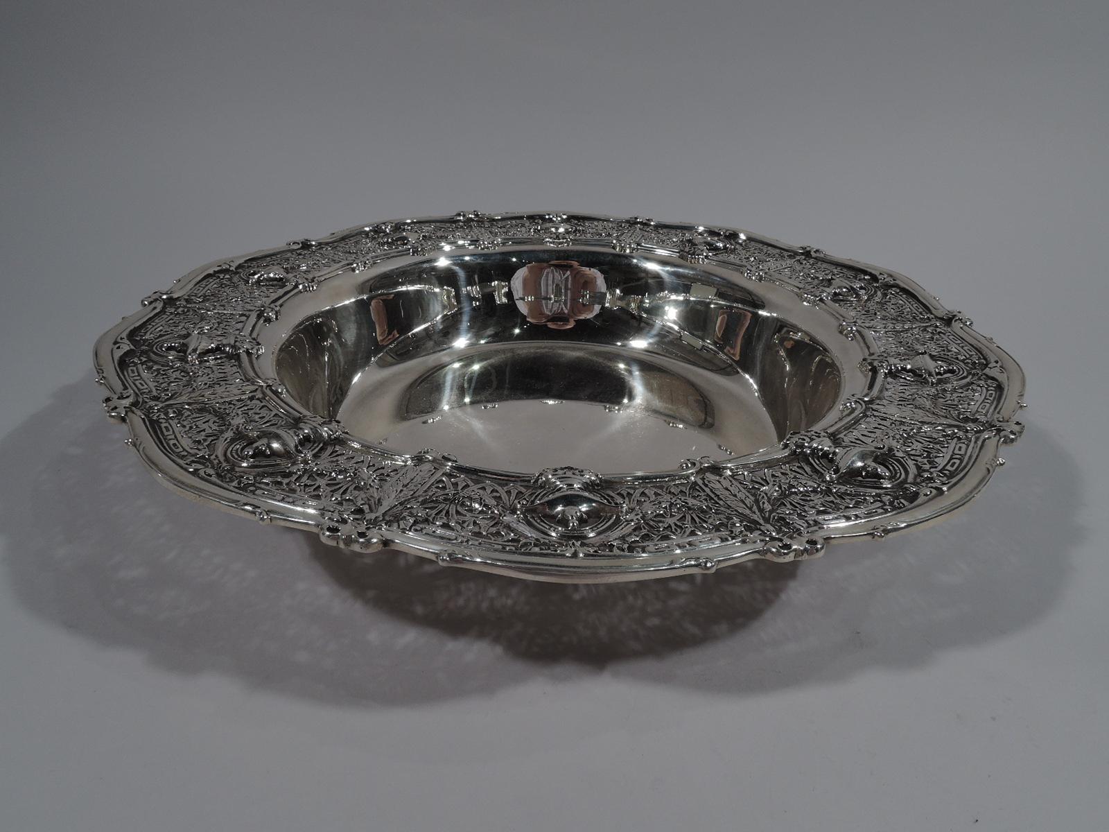 Edwardian Regency sterling silver Adam bowl on stand. Made by Shreve & Co. in San Francisco, circa 1910. Each piece has a deep well and wide shoulder with classical vases overlapping rondels joined by leaf swags on pierced fern ground. Ogee scroll