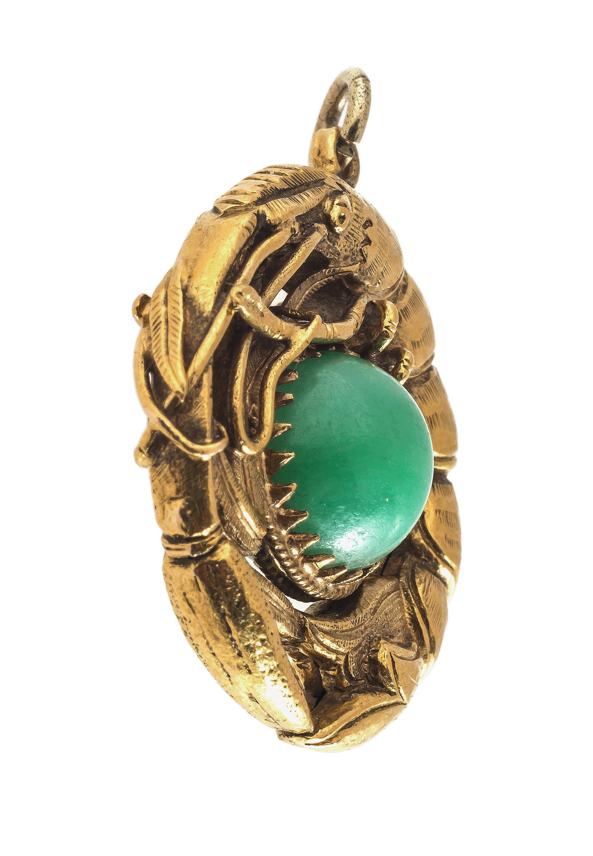 Antique Shrimp Jade Gold Pendant Necklace In Excellent Condition In Munich, Bavaria
