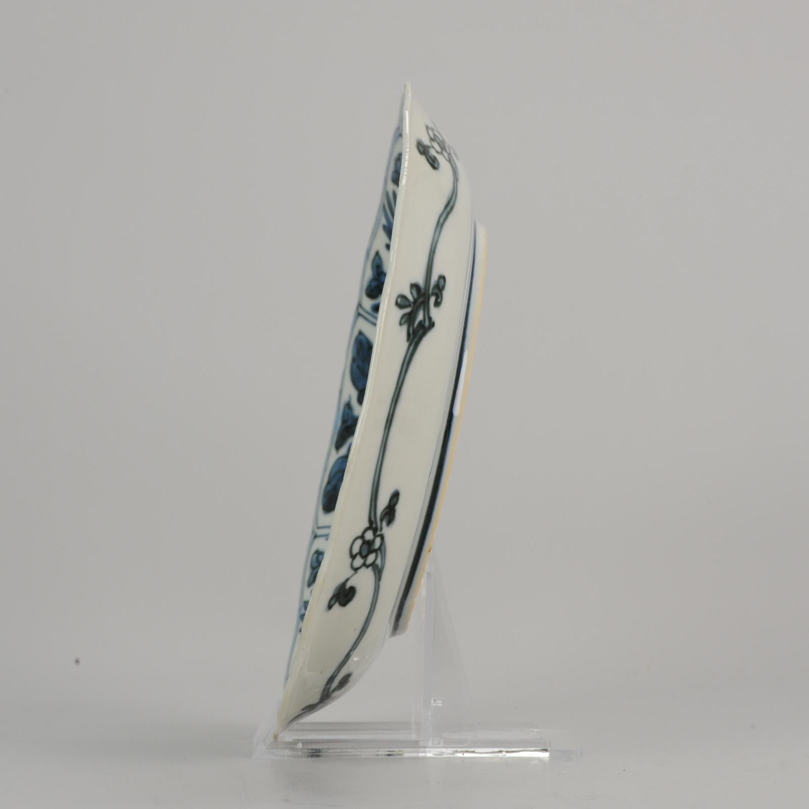 Antiker Shunzhi- oder Kangxi-Porzellanteller mit geformtem Porzellan China, 17. Cen (Chinesisch) im Angebot