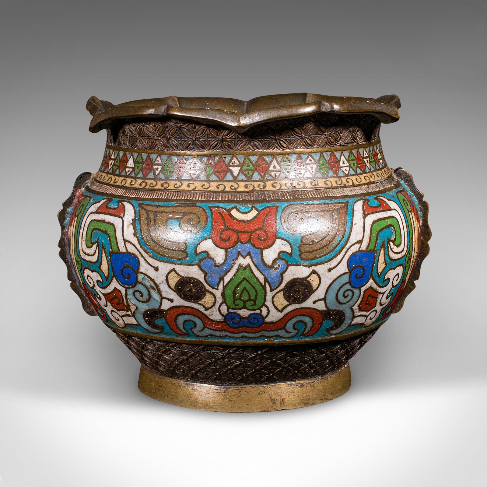 
Il s'agit d'une ancienne jardinière siamoise. Un pot de jardinière en CIRCA, bronze et cloisonné, datant du début de la période victorienne, vers 1850.

Une touche de couleur et de fraîcheur pour ce charmant bac à plantes.
Présente une patine
