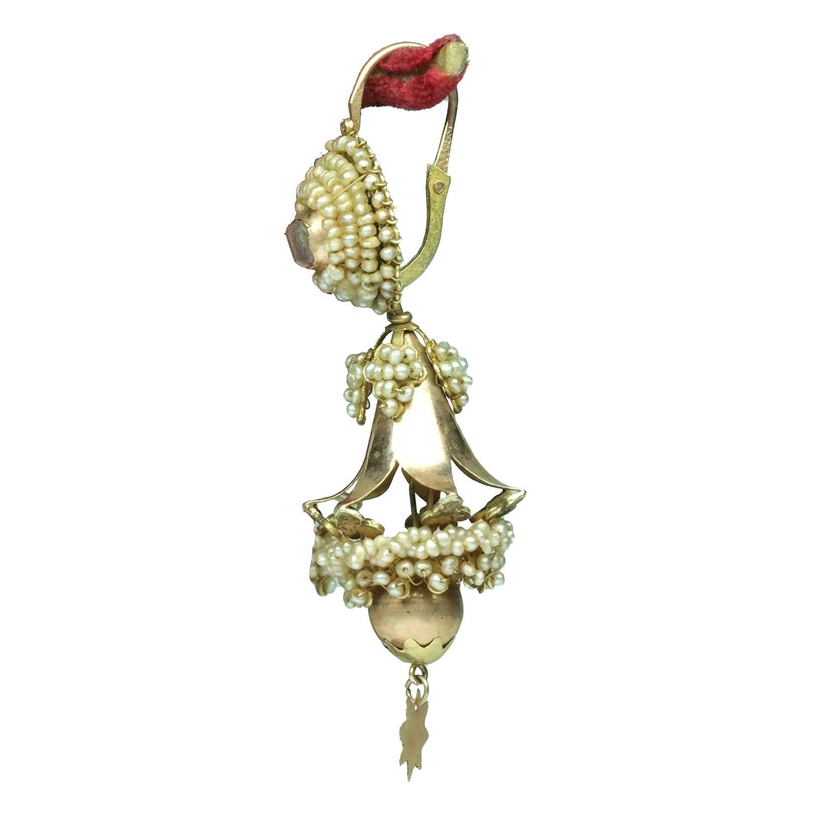 Importante e unico paio di orecchini antichi di provenienza siciliana risalenti al XIX secolo. La parte superiore è incastonata in oro 12ct con pietre rosse/rosa di taglio quadrato e piccole perle naturali, finemente intrecciate con filo d'oro.