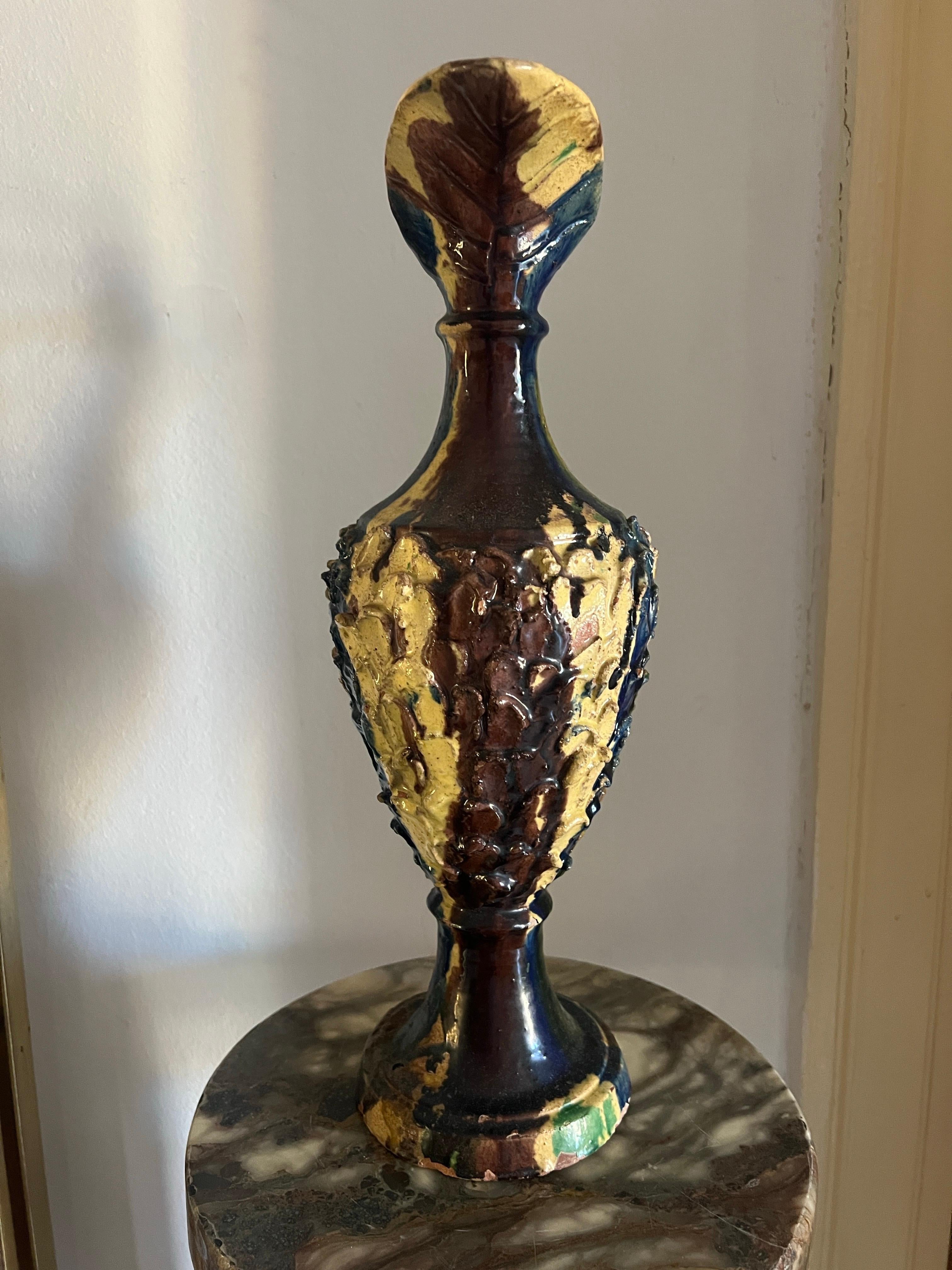 Une magnifique carafe en céramique sicilienne présentant un mélange harmonieux de tons verts, crème, beiges, bruns et bleus.
Fabriqué de main de maître avec une finition inégale faite à la main, il reflète le charme authentique de la poterie