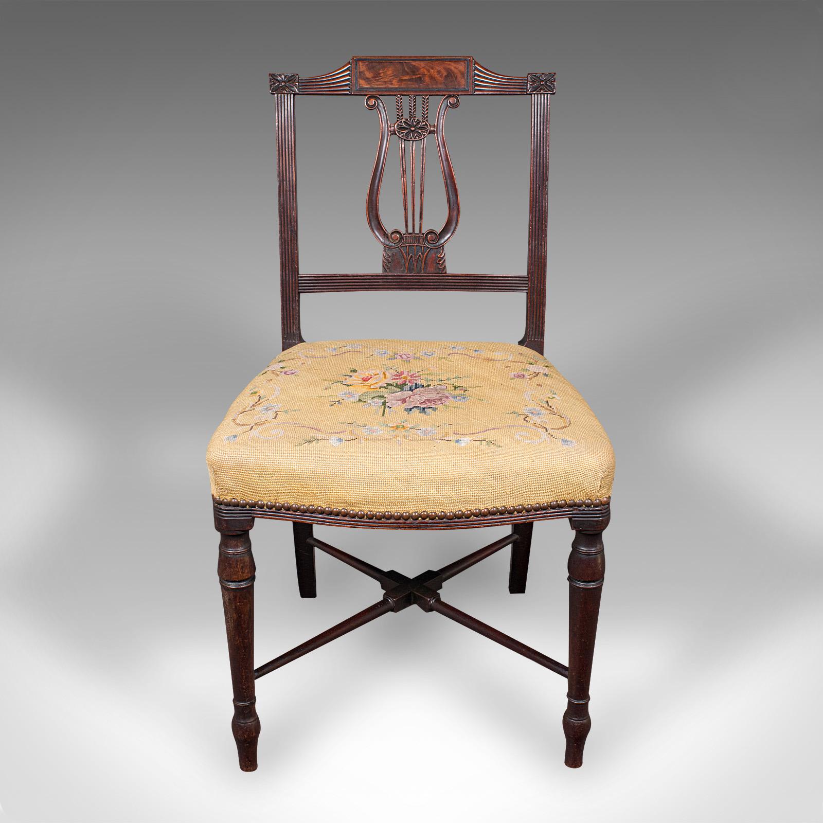 Si tratta di un'antica poltrona con schienale a lira. Seduta da camera o da ingresso inglese ricamata in noce e a punto d'ago, risalente al periodo della Reggenza, circa 1820.

Incantevole poltrona ad ago con un'affascinante cornice
Mostra una