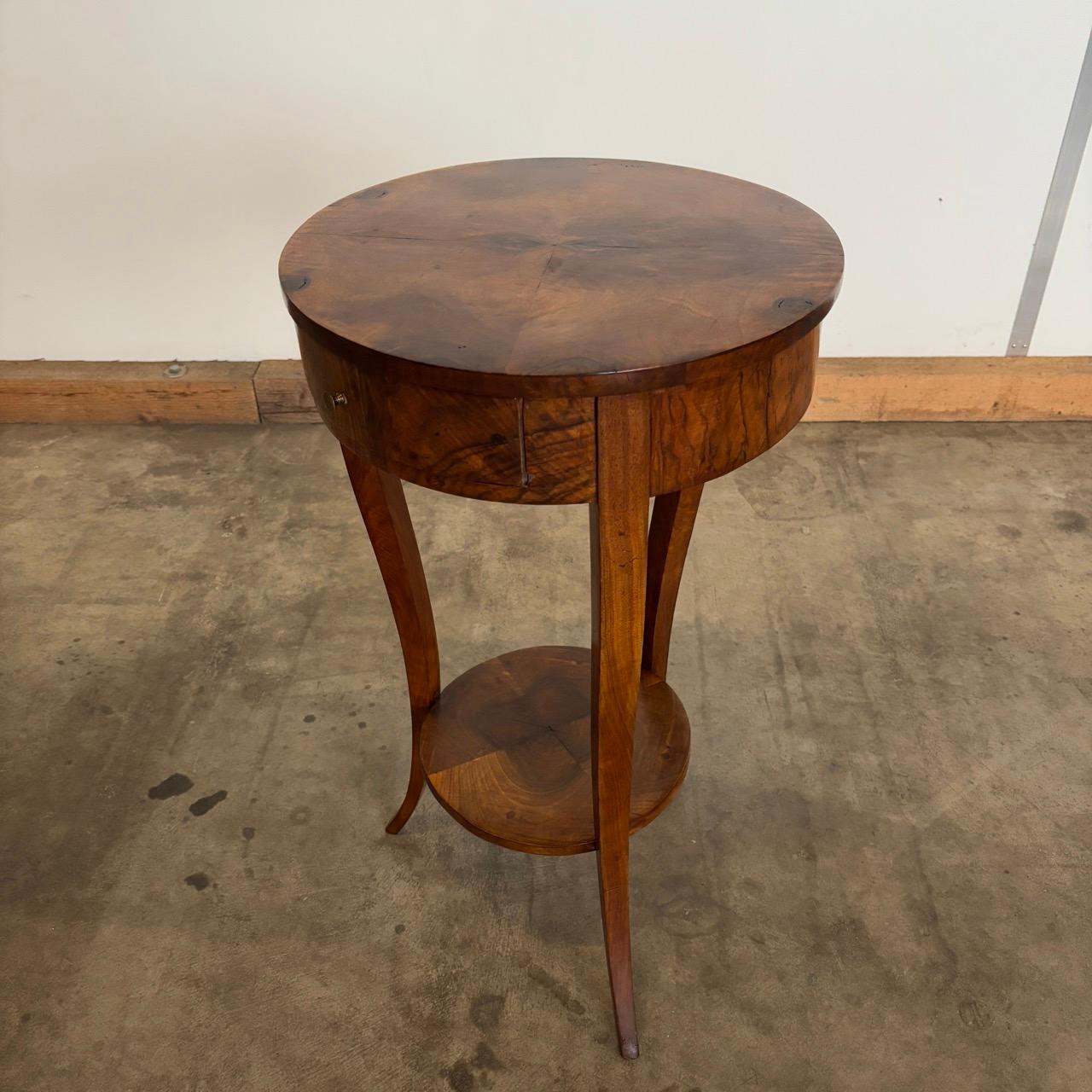 Table d'appoint ancienne  Biedermeier vers 1825  Noyer en vente 5