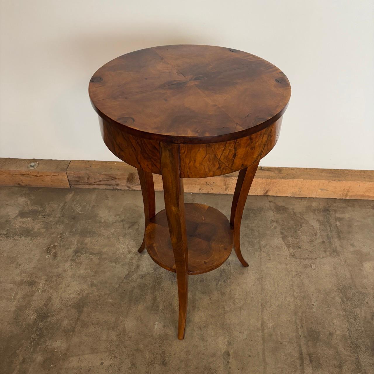 Table d'appoint ancienne  Biedermeier vers 1825  Noyer en vente 7